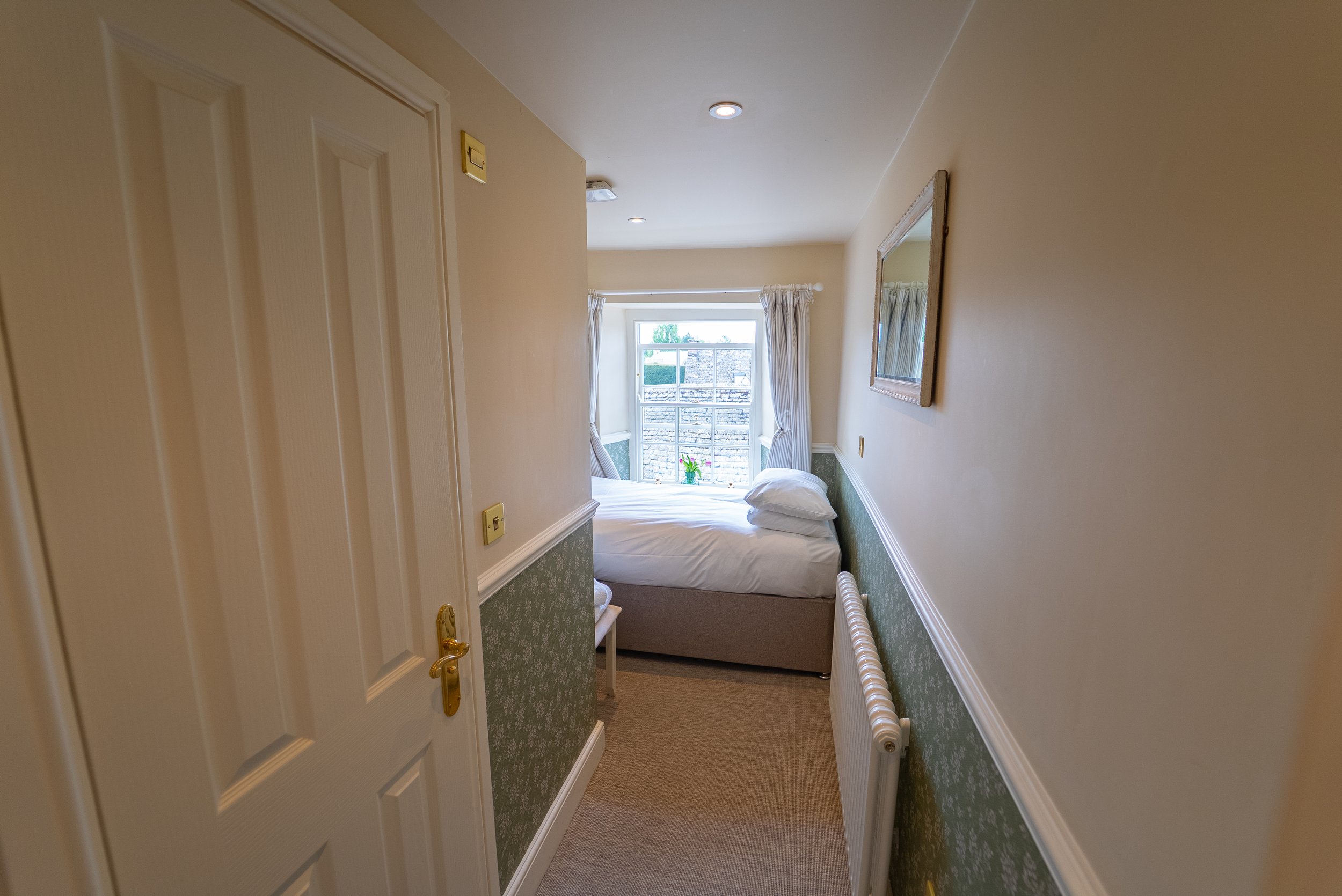 ROOM 9 ROOM NOT MUCH LARGER THAN SINGLE BED