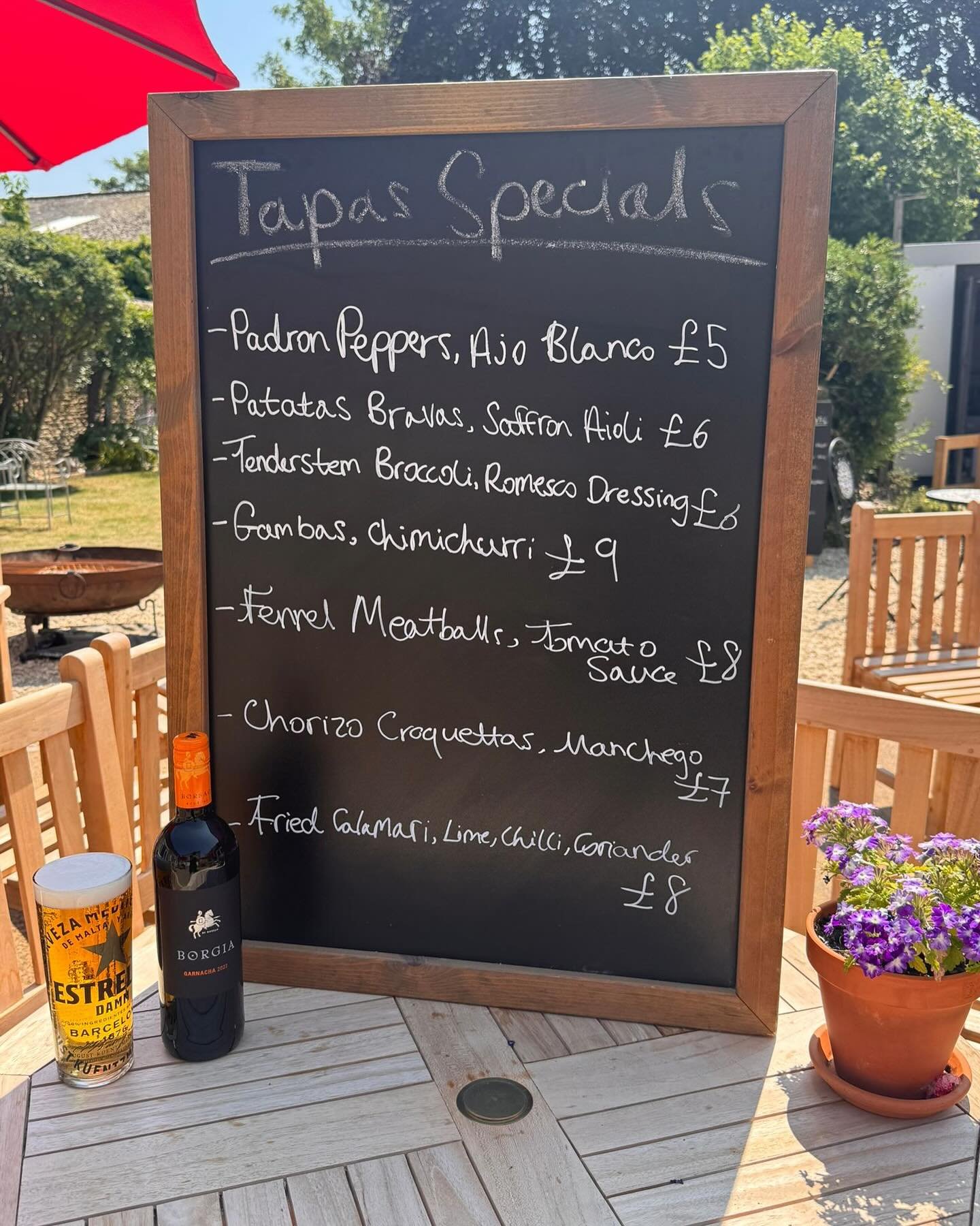 WORLD TAPAS DAY 19th JUNE! 🇪🇸 

In honour of world tapas day, we are running tapas style specials until Saturday night! Have them as a starter, choose them all to share on your table or just a couple as a main, your choice! 

We have a couple of de