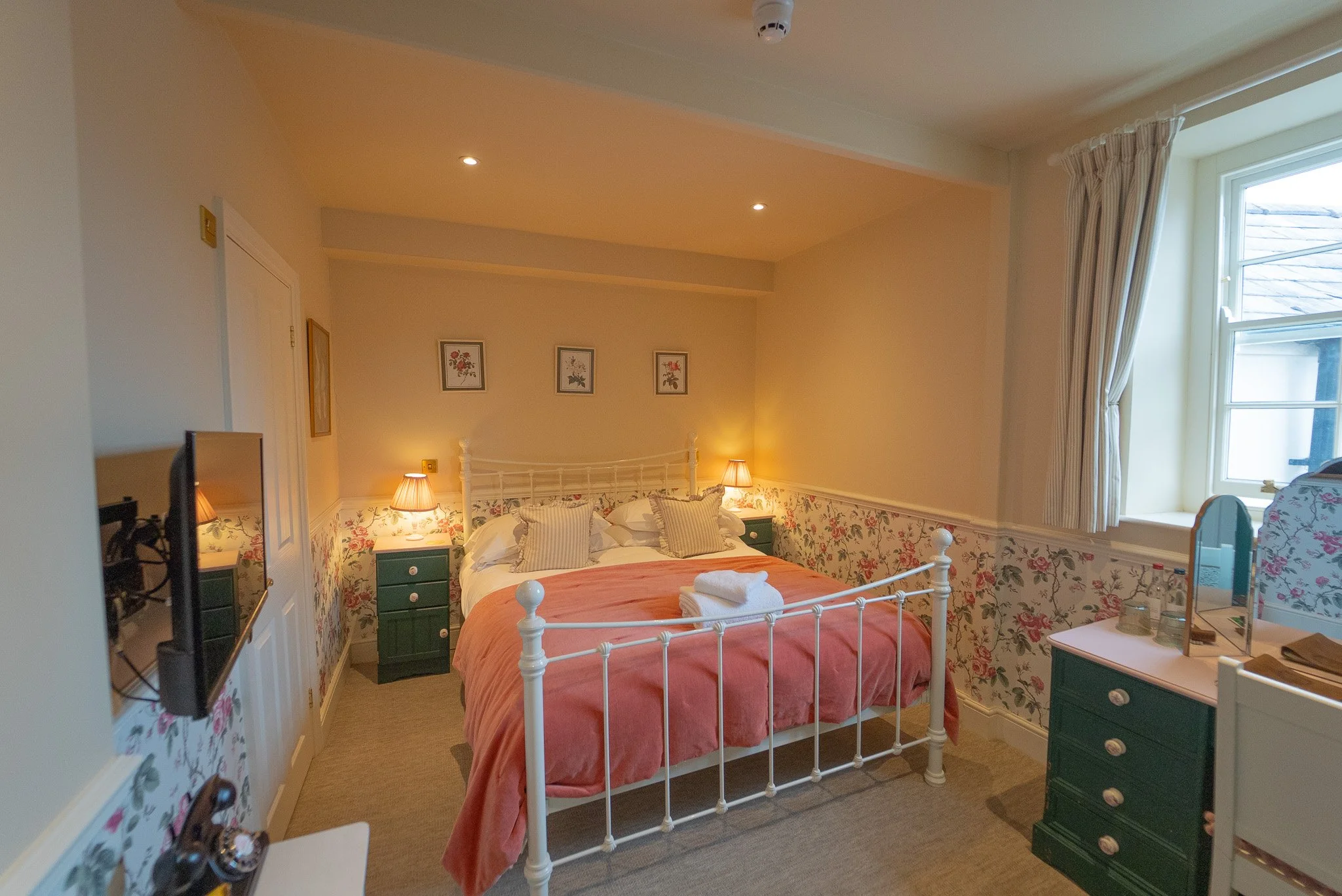 ROOM 4- DESCRIPTION: Standard Double Room. First floor, slightly cosier space, located at the back, garden facing.