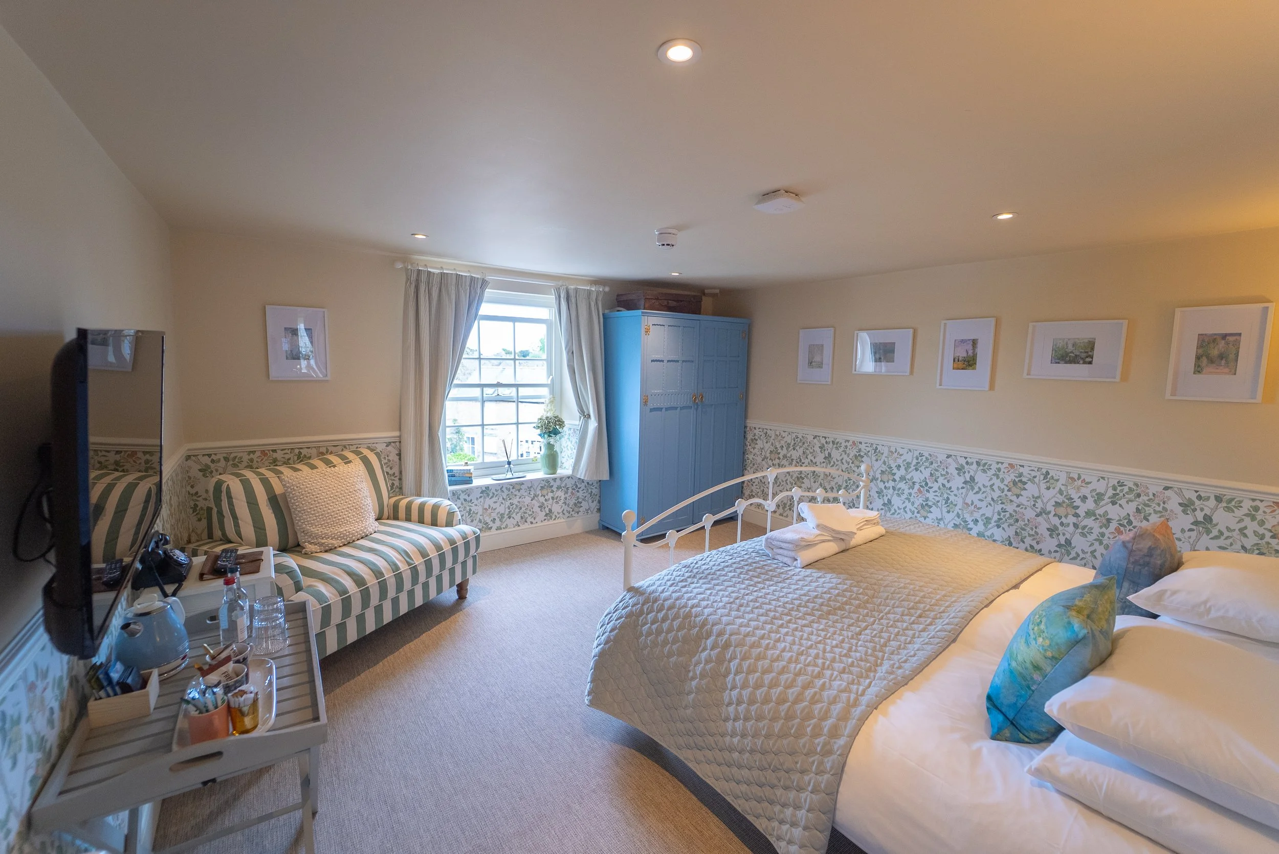  ROOM 8