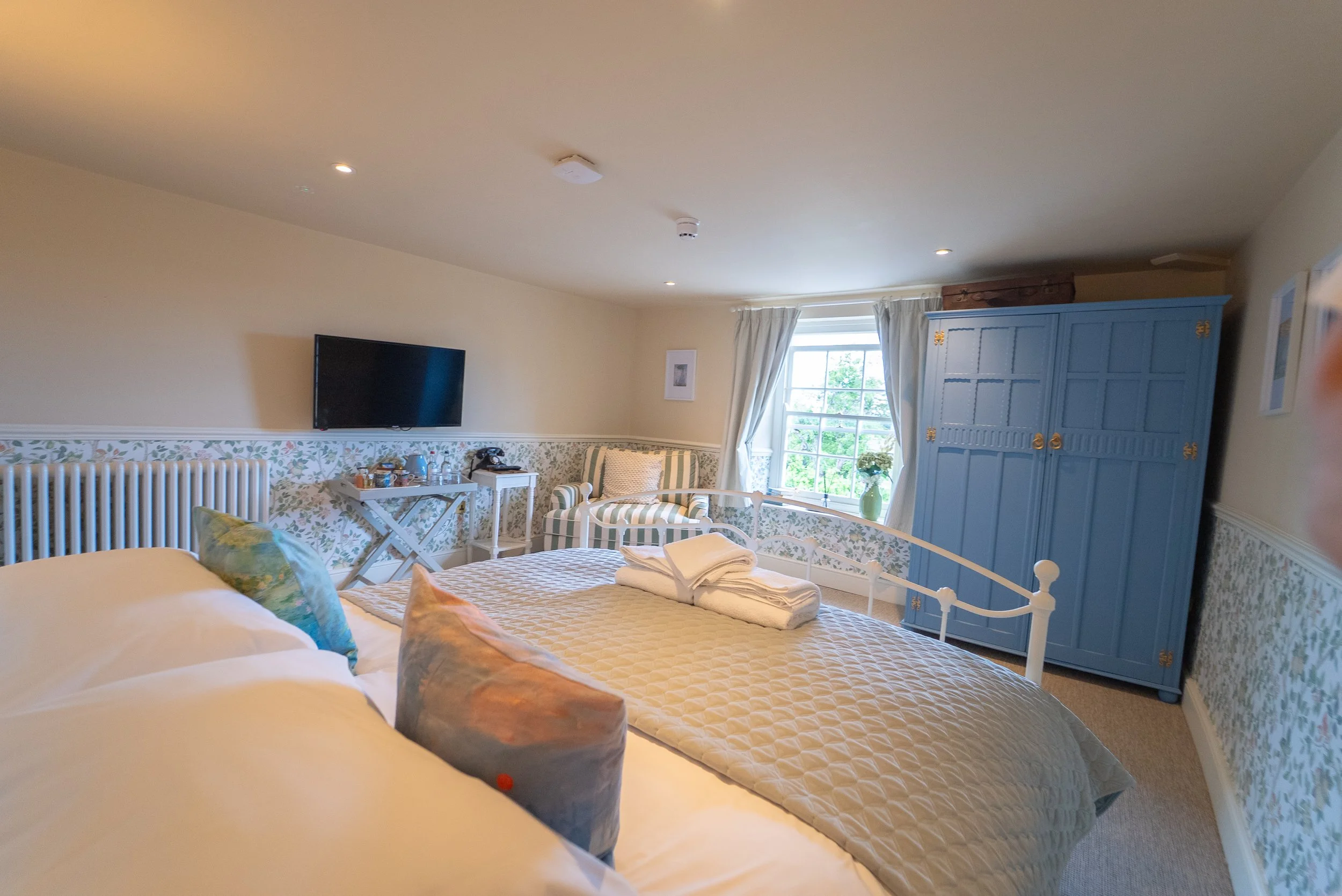 ROOM 8 