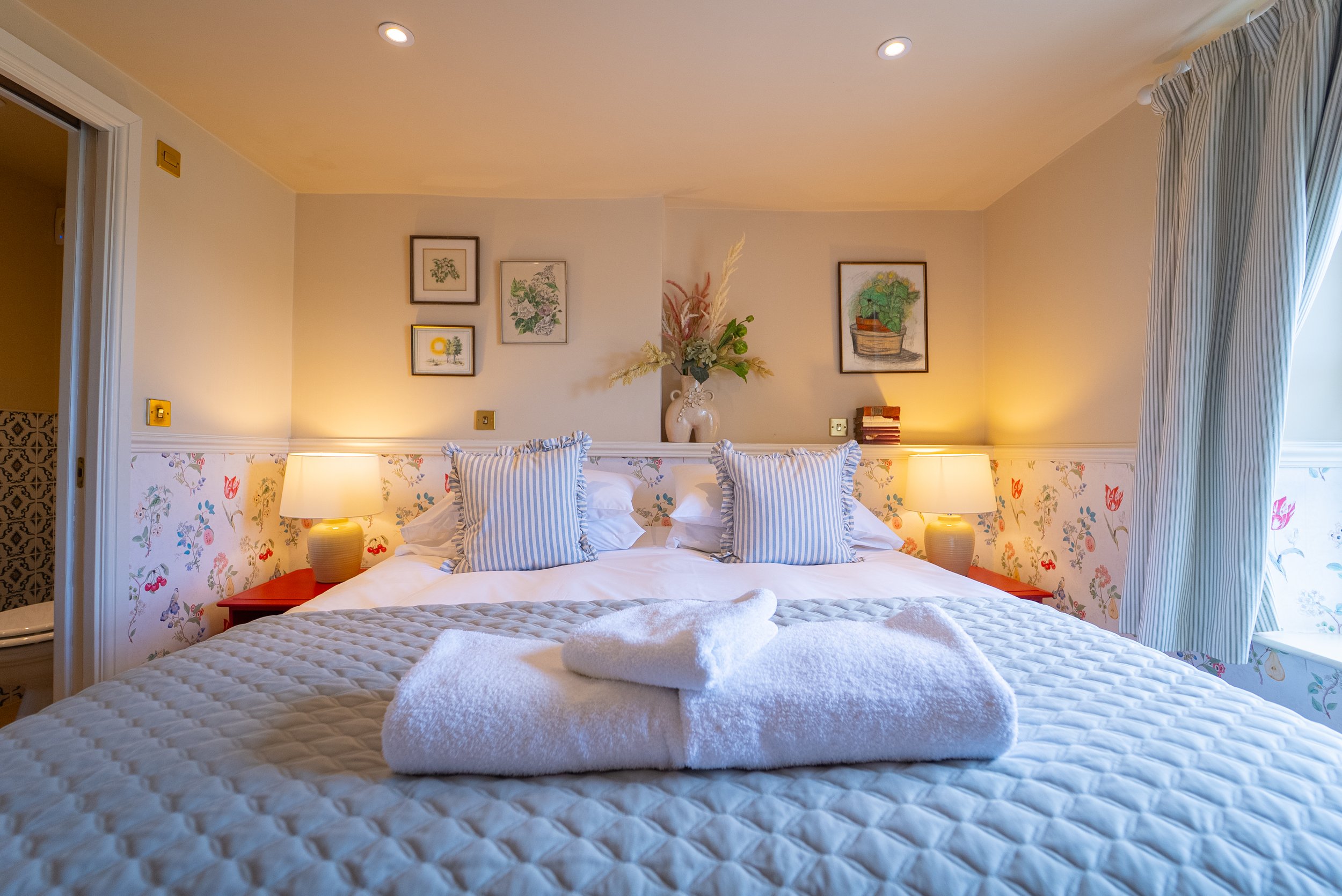 ROOM 6 SUPER-KING BED
