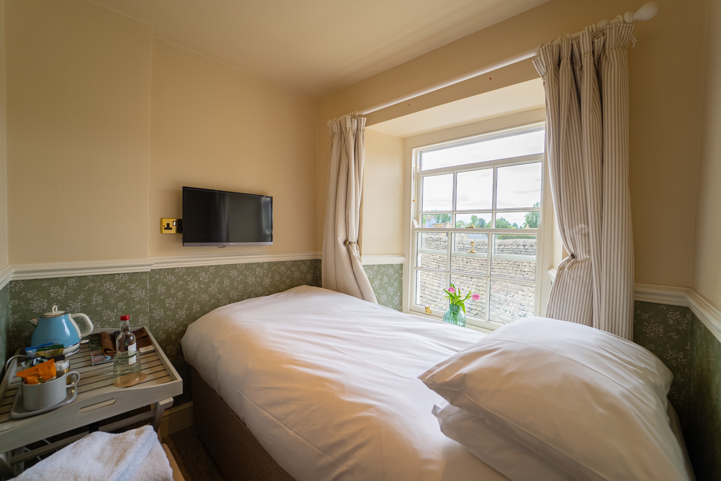 ROOM 9 SINGLE BED