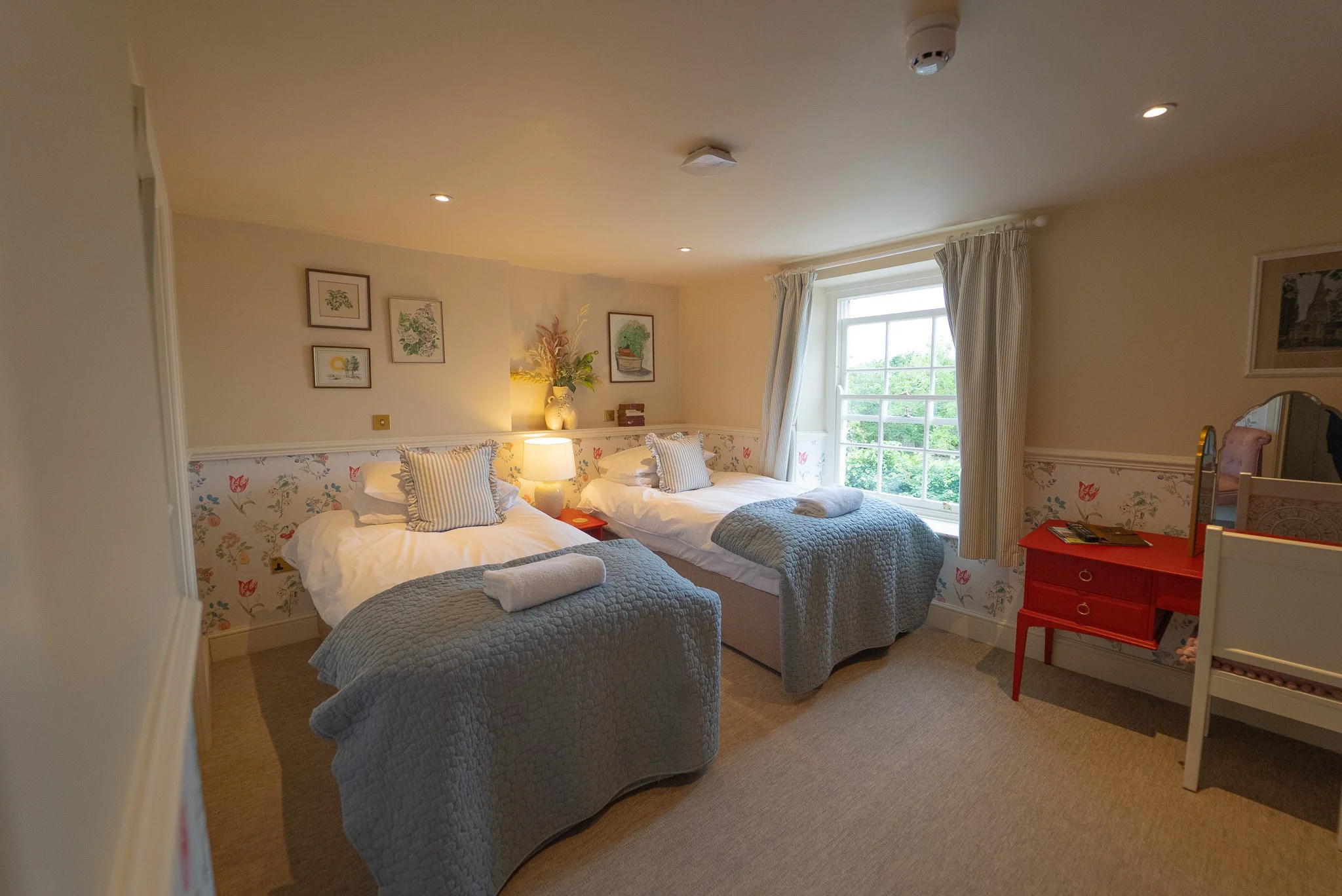 ROOM 6 TWIN BEDS