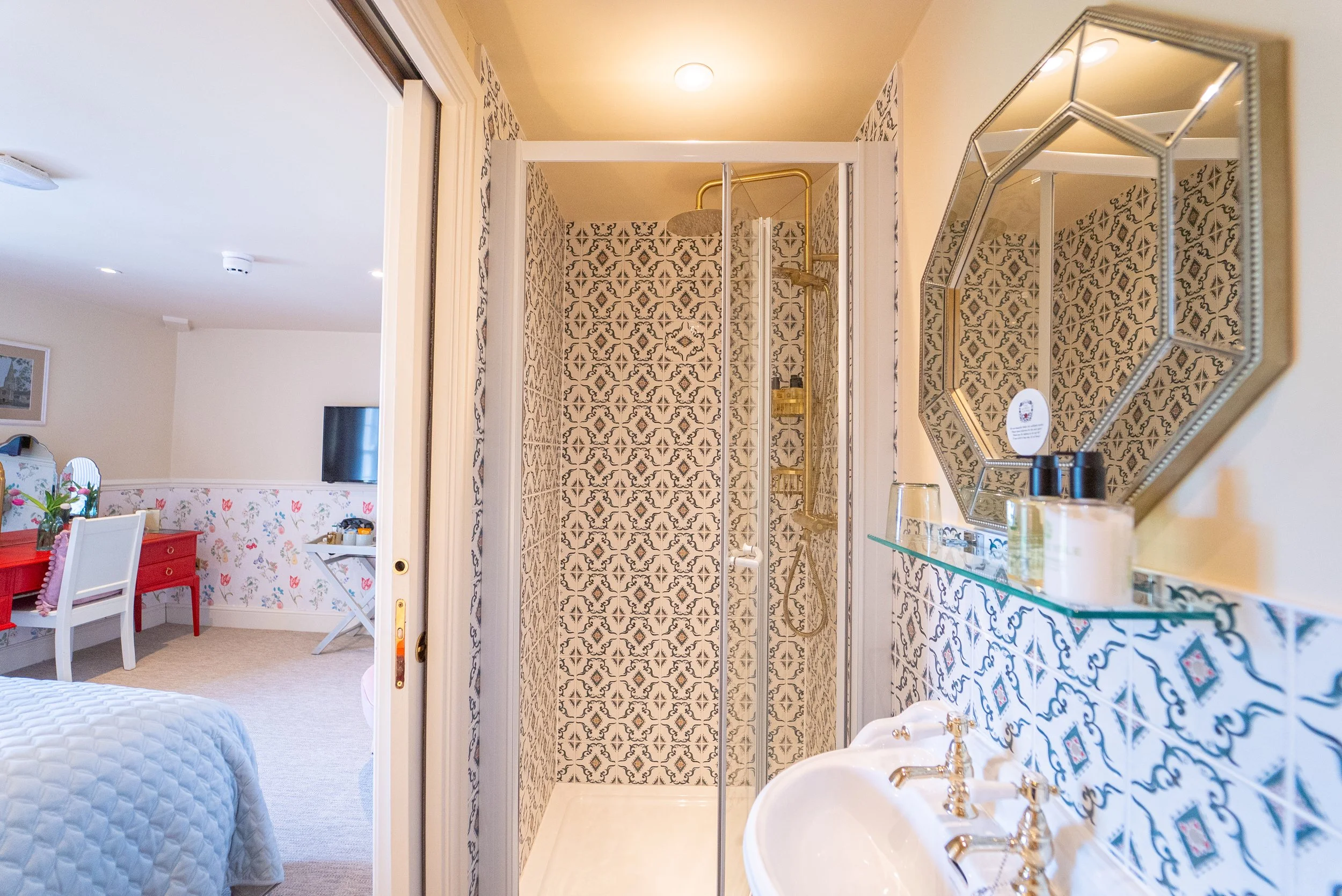 ROOM 6 TWIN SHOWER