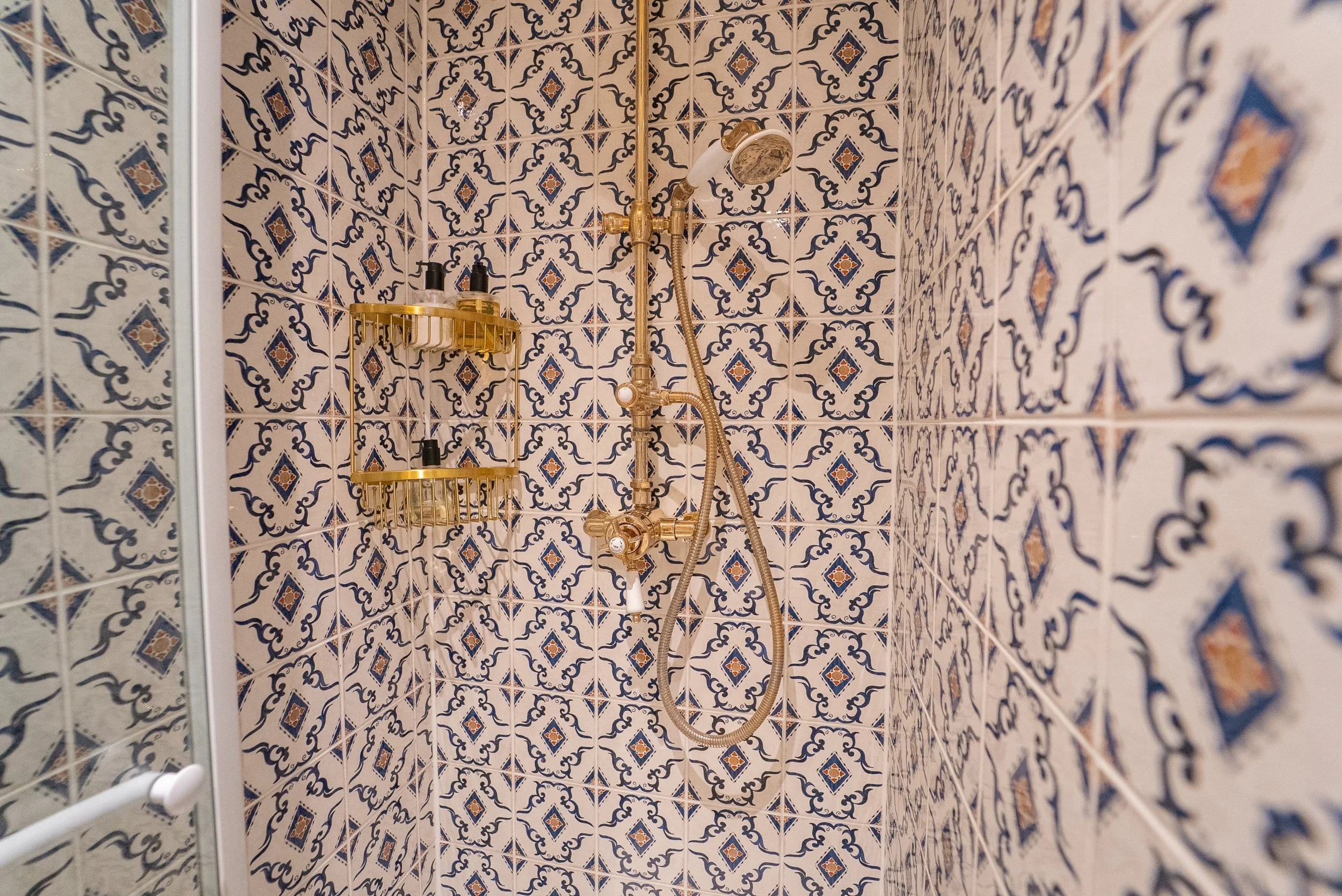 ROOM 2 SHOWER