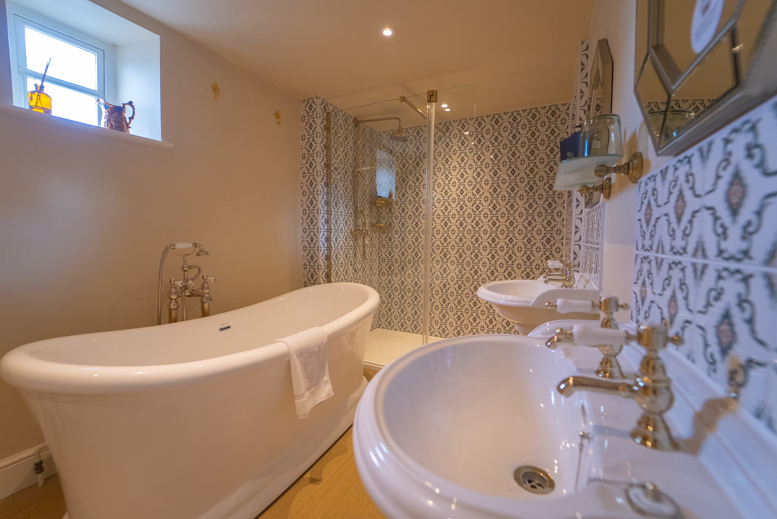 ROOM 8 BATH