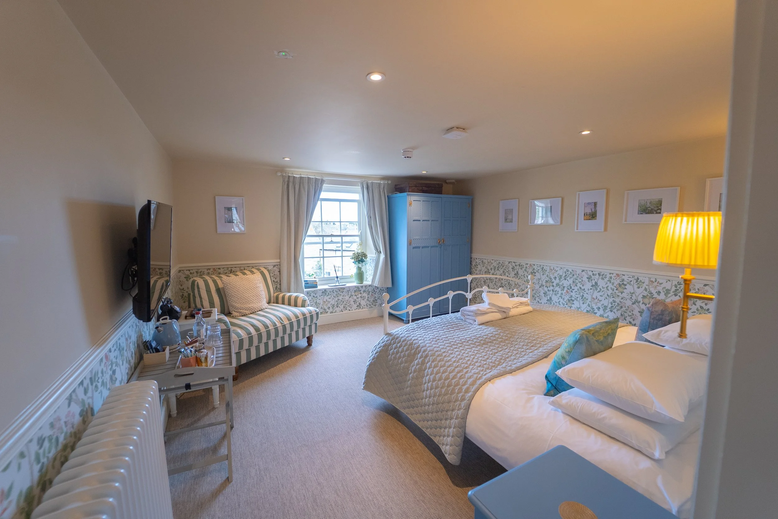 ROOM 8