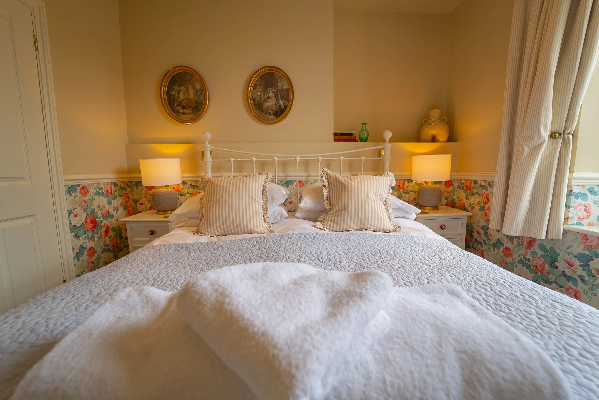ROOM 1 KING BED 