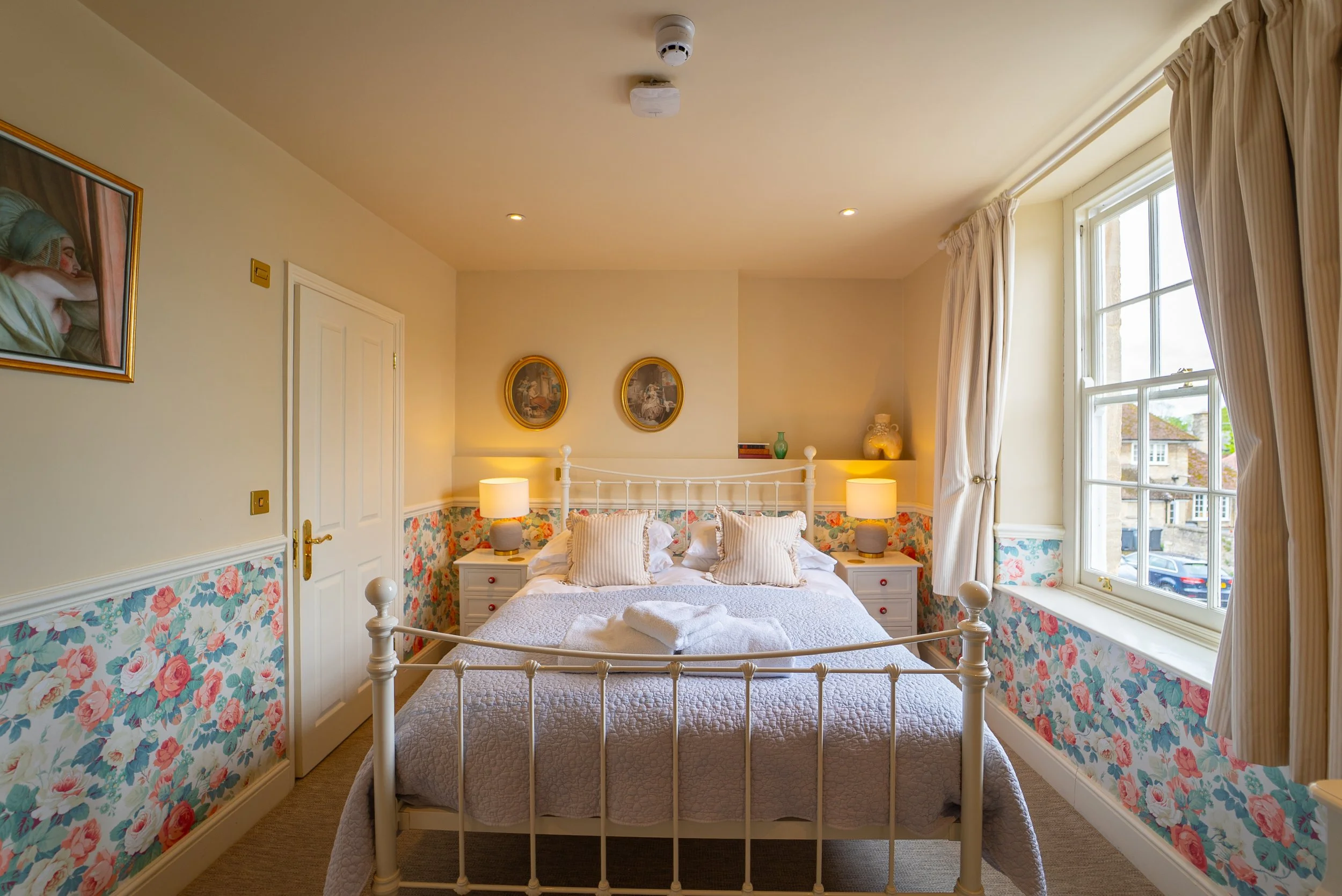 ROOM 1 KING BED