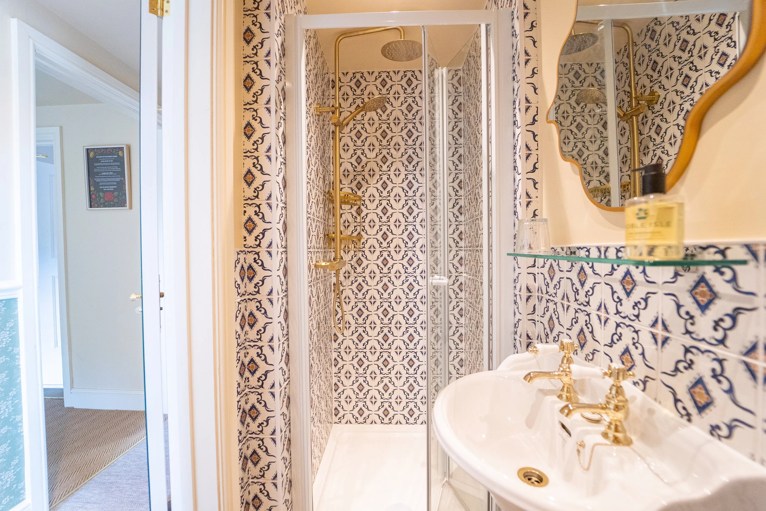 ROOM 9 SHOWER