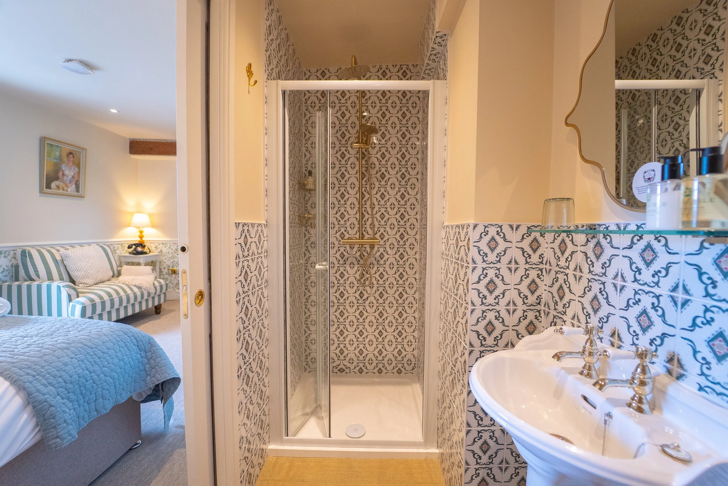 ROOM 7 ENSUITE 
