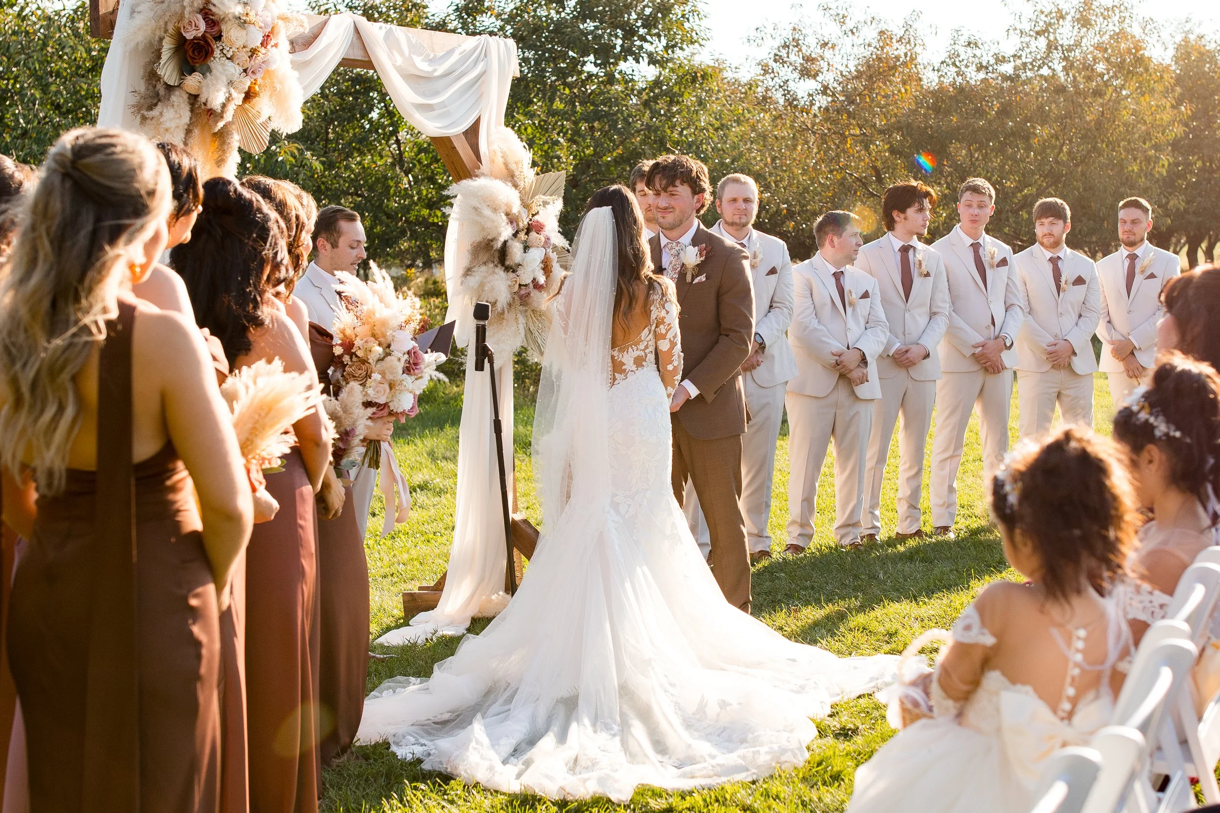 The Ceremony. An open-air setting surrounded by cherry trees and vineyard rows, the perfect background for outdoor ceremonies and intimate exchanges.