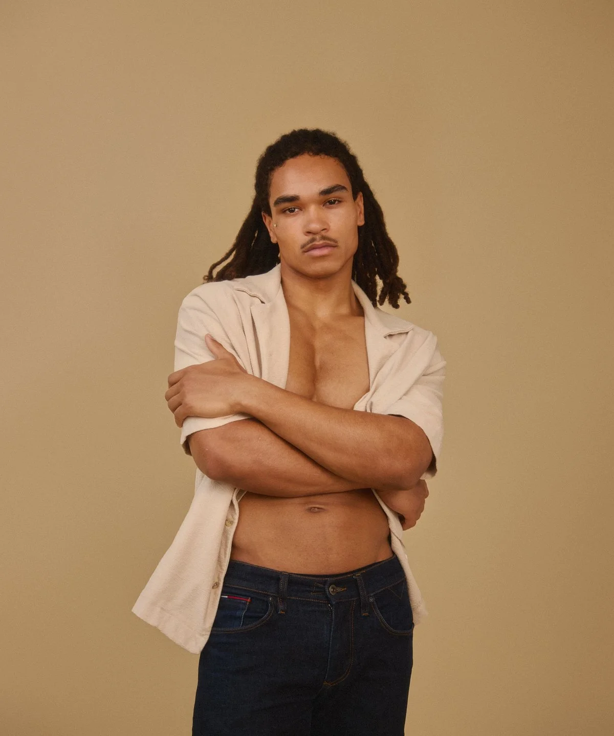 Daylight model test: portrait in an open shirt, arm crossed