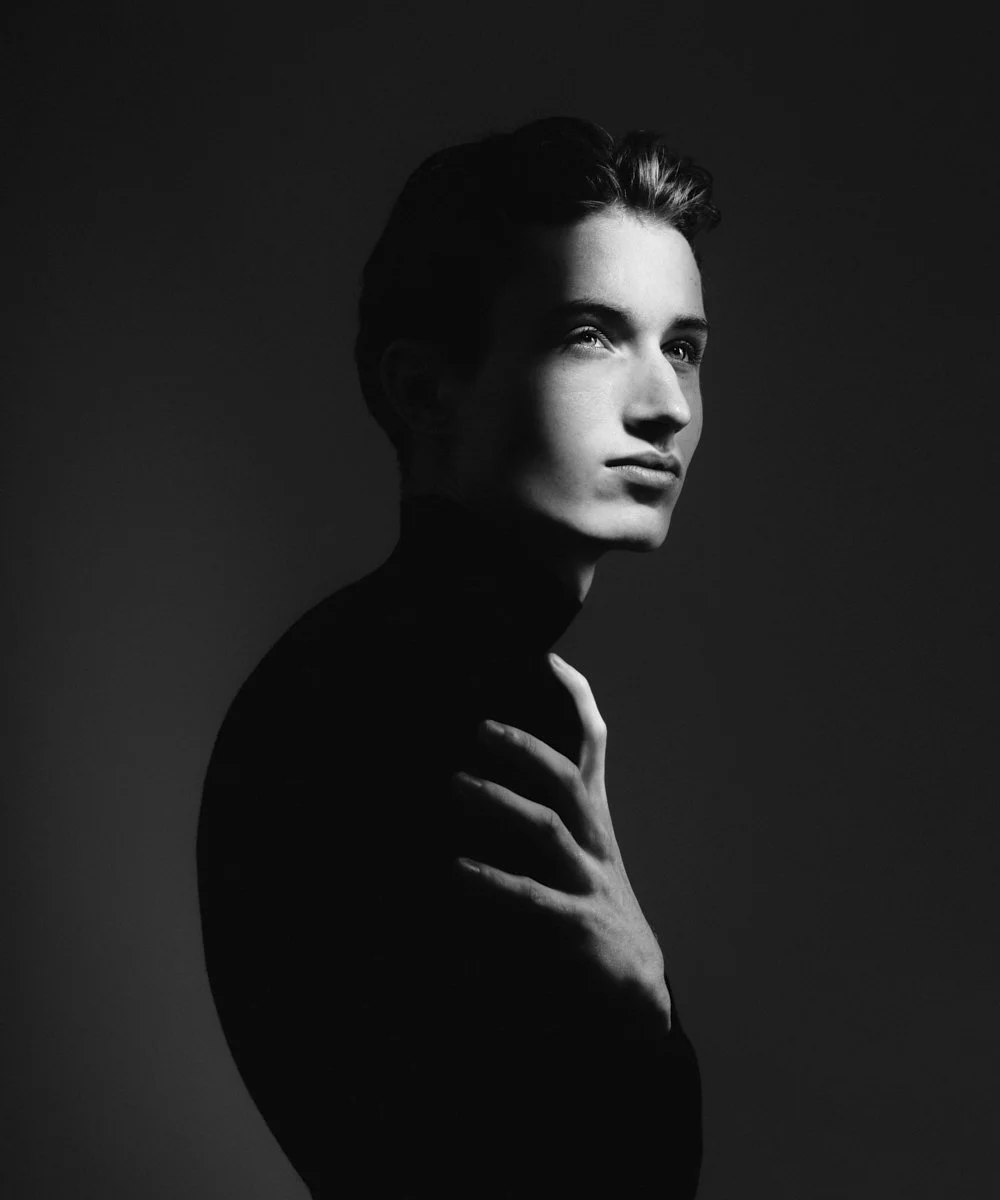 Model test in black and white: portrait in a turtleneck, gaze raised