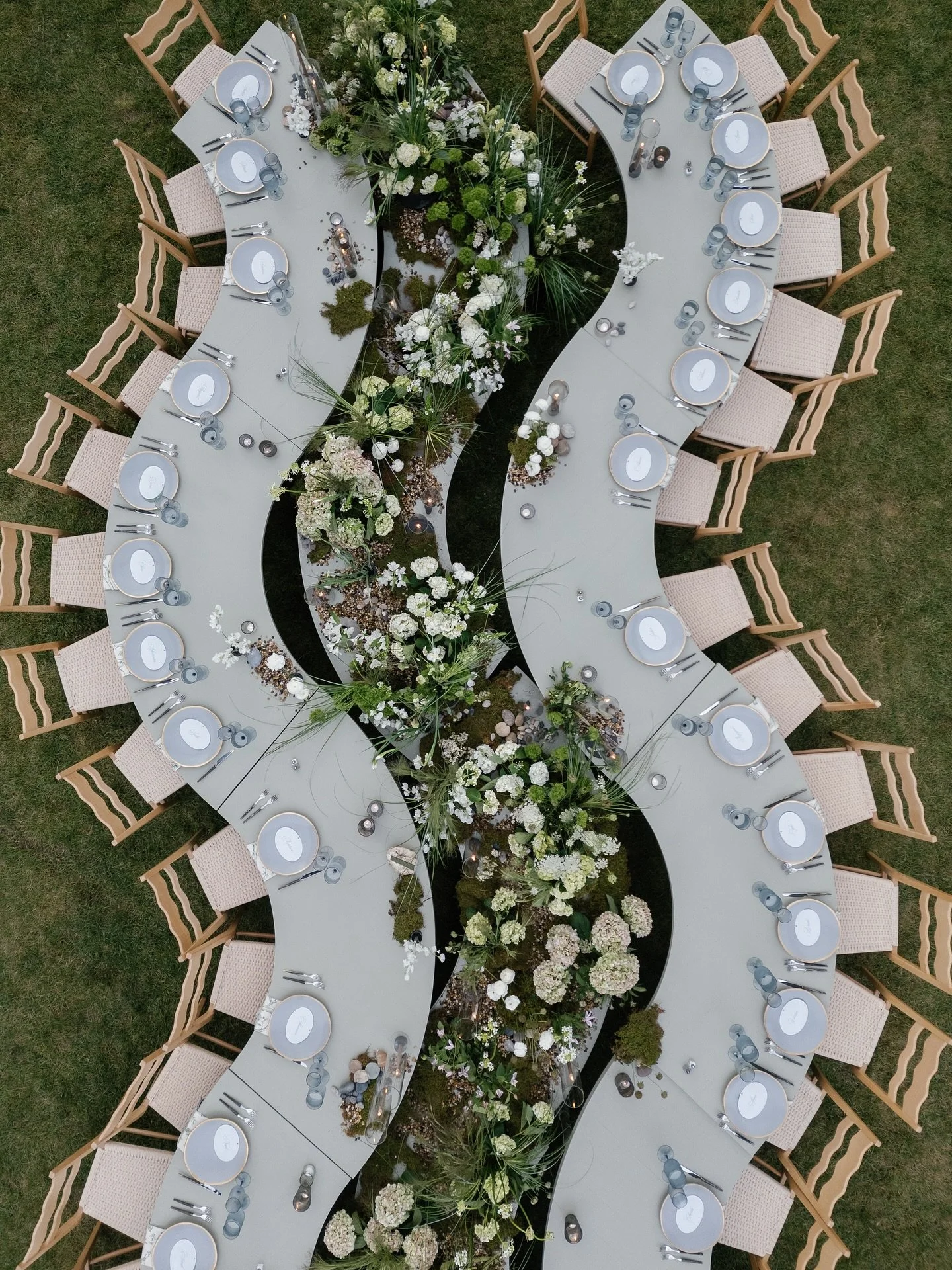 The most heavenly mountain wedding dinner for @rachelladisic &amp; @ghogilvie ⛰️

When @toast_events and @rachelladisic reached out about day-of materials, we went back and forth dreaming up ways to weave the surrounding mountains and rivers into eve