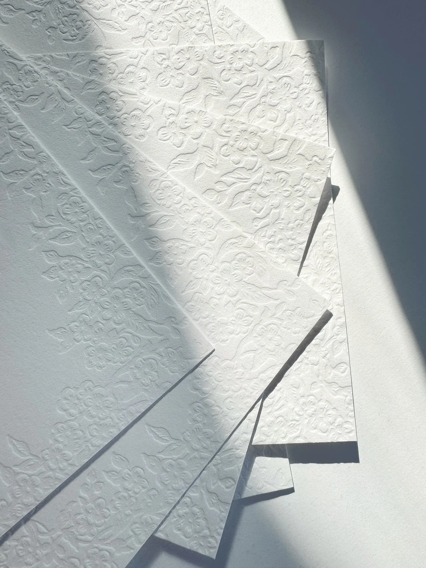 floral texture perfection ✨ 
Adding blind detail to paper is one of my absolute favorites! So clean &amp; chic🤍