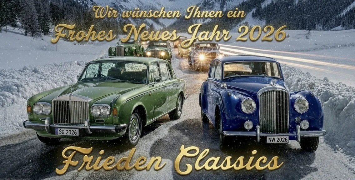 Zwei klassische Autos auf verschneiter Straße, im Hintergrund schneebedeckte Berge, über dem Bild goldener Text: 'Wir wünschen Ihnen ein Frohes Neues Jahr 2026, Frieden Classics'.