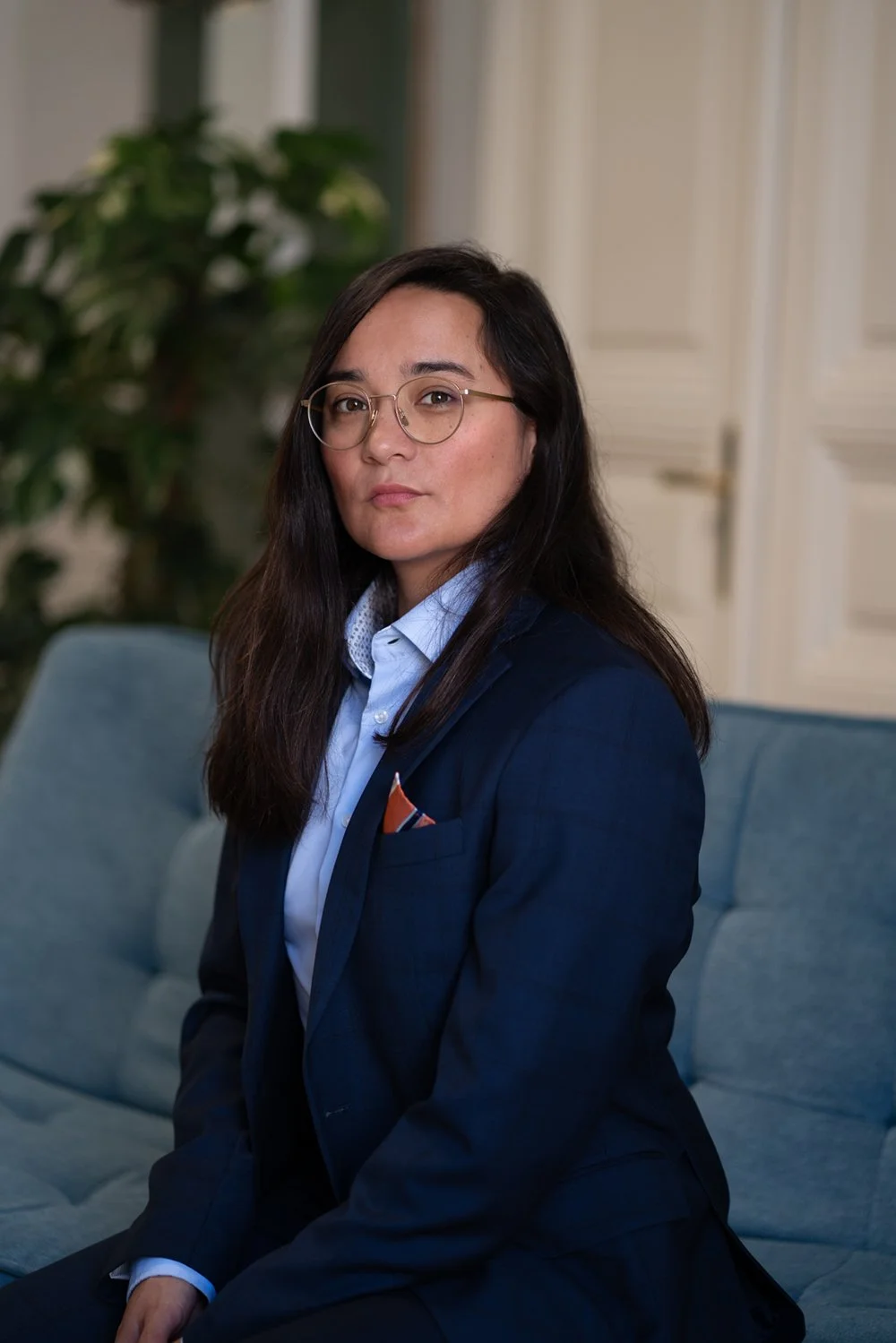 Rechtsanwältin im Portrait in ihrem Besprechungszimmer in Wien