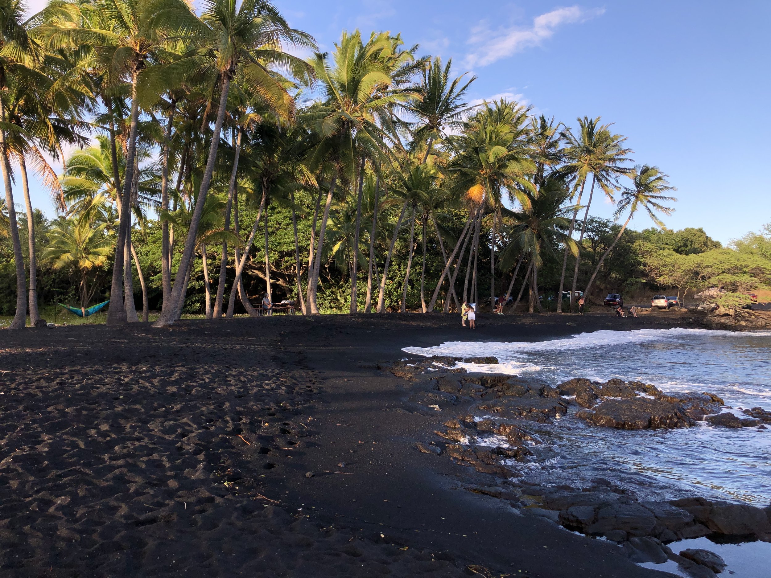 2021-10-09_17_11_34_View_northeast_along_Punaluʻu_Black_Sand_Beach_in_Punaluʻu,_Hawaii_County,_Hawaii.jpg