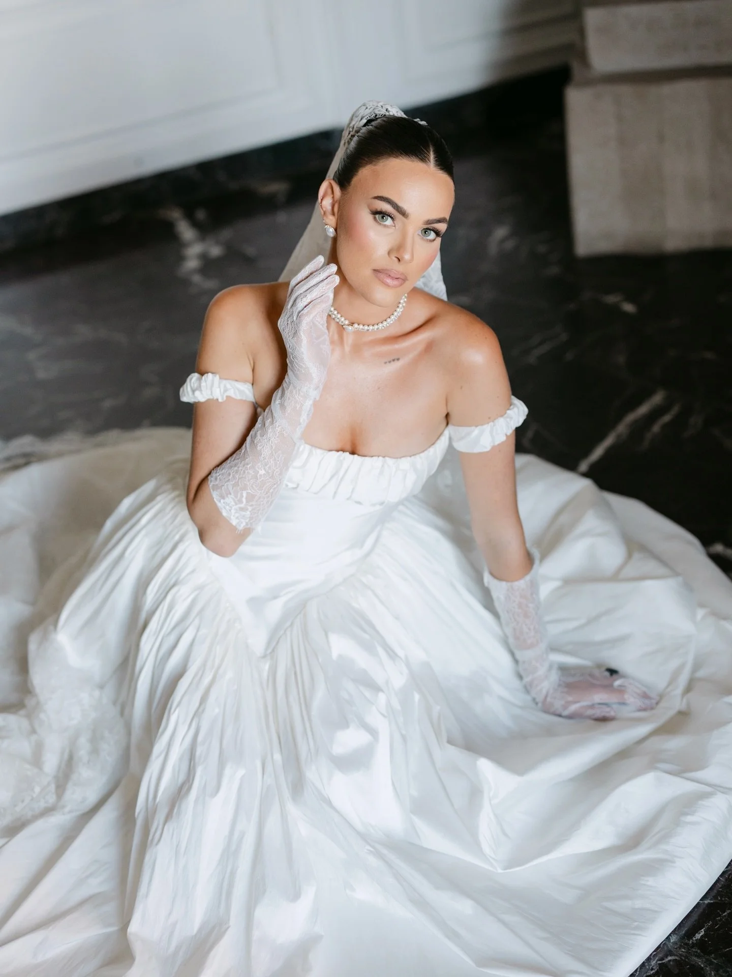 One of my favorite bridal shoots ✨
.
Planning &amp; Styling @samanthalibridal
Photography @devaephotography 
Super8 Film @sj.photography_ 
Florals @gandg.home 
Hair @beautybylutkaaa 
Makeup @simonavbeauty 
Model @maile_jo 
Venue @surgicalmuseumchicag