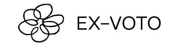 Logo simple avec un dessin stylisé de fleur ou de cercle, suivi du texte 'EX-VOTO'