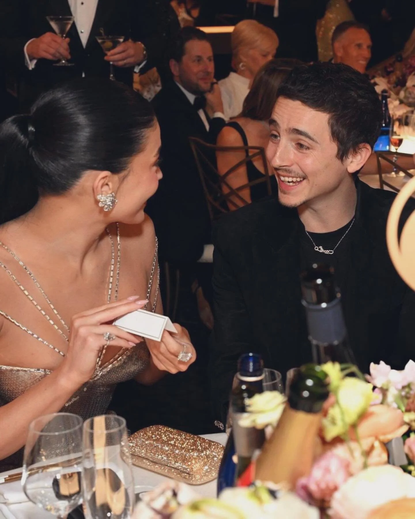 What 😱 Kylie Jenner&rsquo;s name place said WHAT at the Golden Globes 👀 Crazy, but see it as your sign no?? 🤣