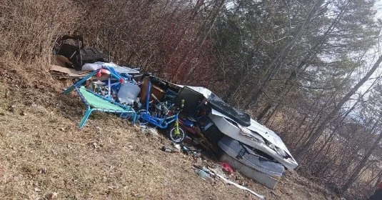 This outdoor mattress and garbage mountain didn&rsquo;t stand a chance.  No more tripping over garbage or complaints from the neighbours. This garbage pile + old mattress depot turned to a clean, usable yard in just one visit! 

Swipe to see the tran