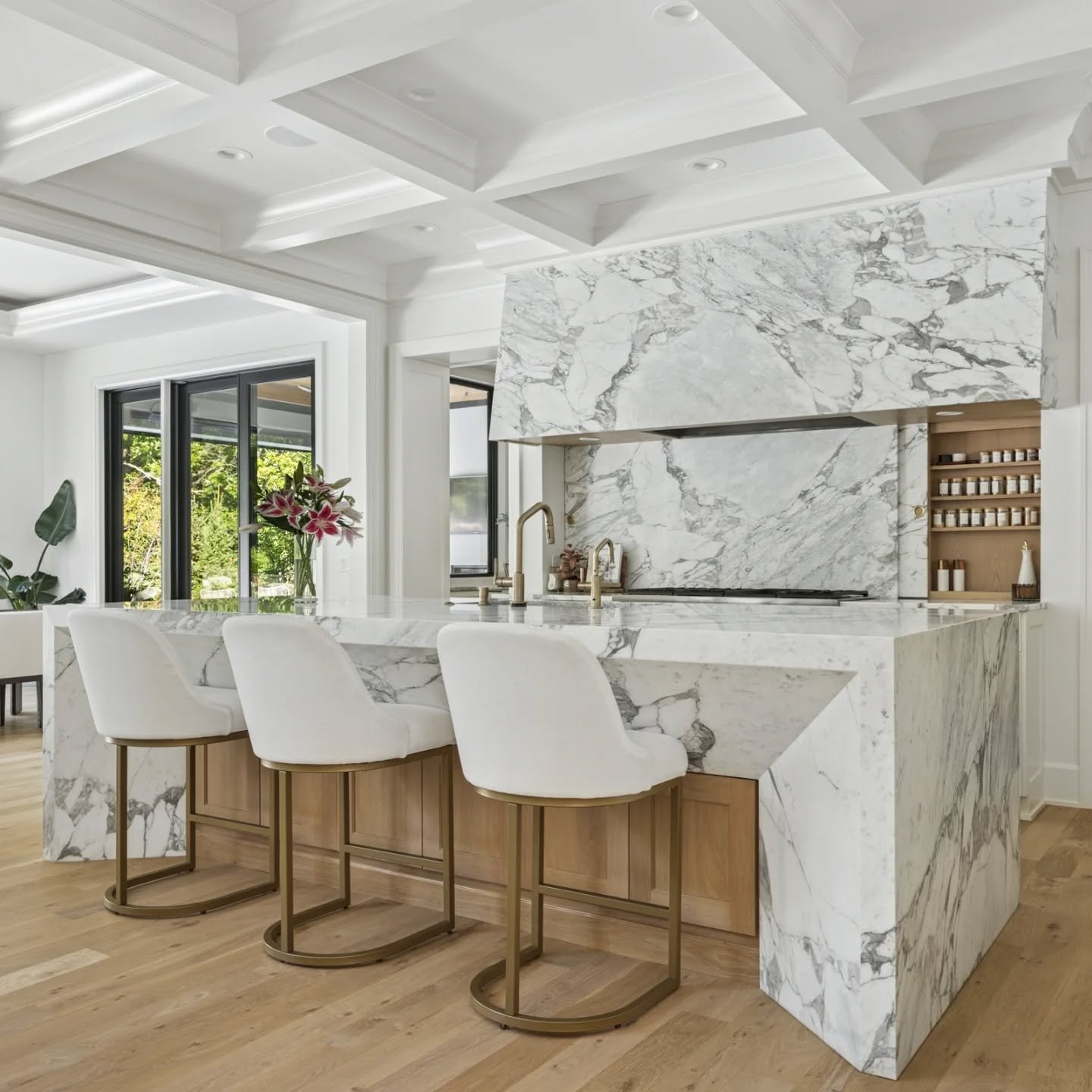 A kitchen with is own personality. We love the sleek modern design elements paired with this stunning coffered ceiling.
What do you love most about this space?

Build by @wooddalebuilders 
📸 @spacecrafting_photography 

##luxuryhomes customhomes #cu