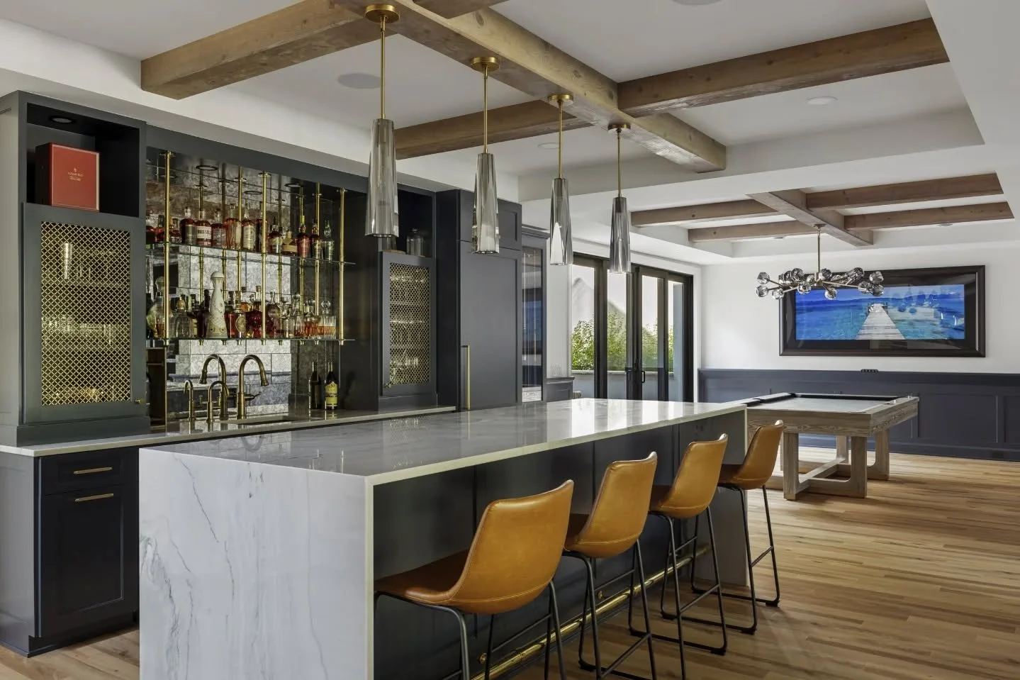 Step into this one-of-a-kind bar and billiard room - the perfect space to unwind with family and friends. The thoughtful details in this space are truly impressive. What catches your eye? The beams are our top pick!

Builder @wooddalebuilders 
📸  @s