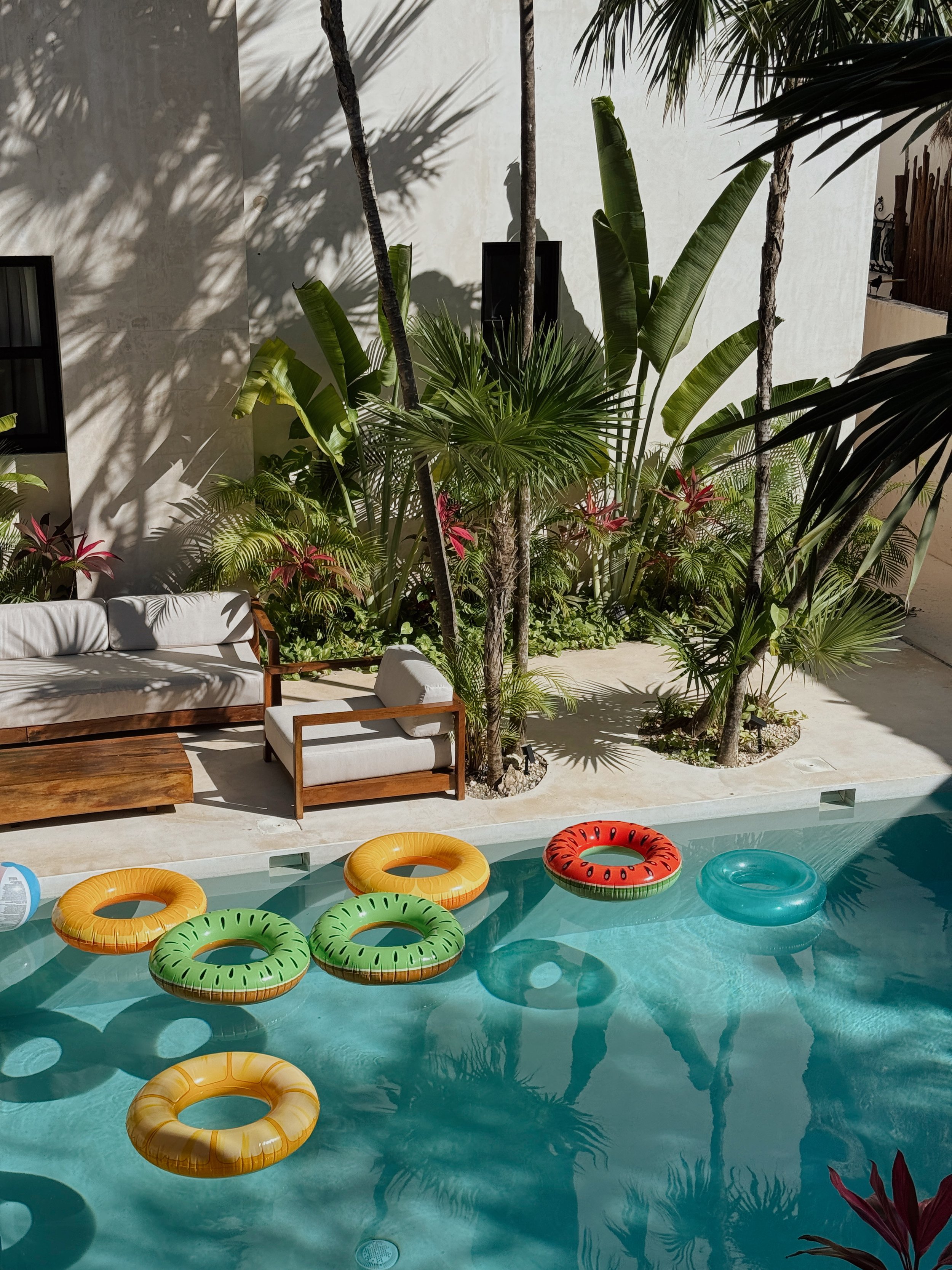 bachelorette-pool-party-villa-travel-planning