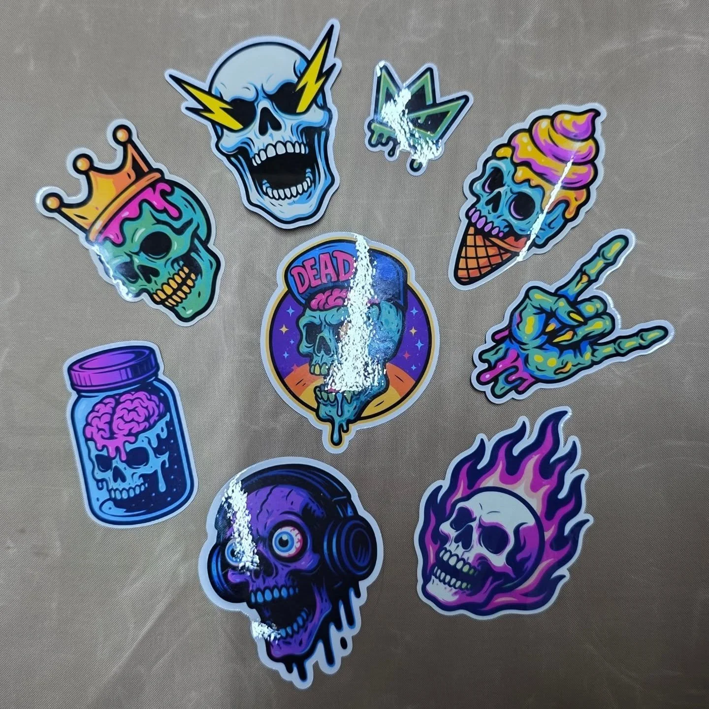 🔥 New sticker pack — pure chaos, color and attitude in one set.
Brains in jars, flaming skulls, zombie ice creams… I clearly had too much fun making these 💀🍦⚡
Which one’s your favorite? 👇
#crownd #stickers #streetwear #artdro