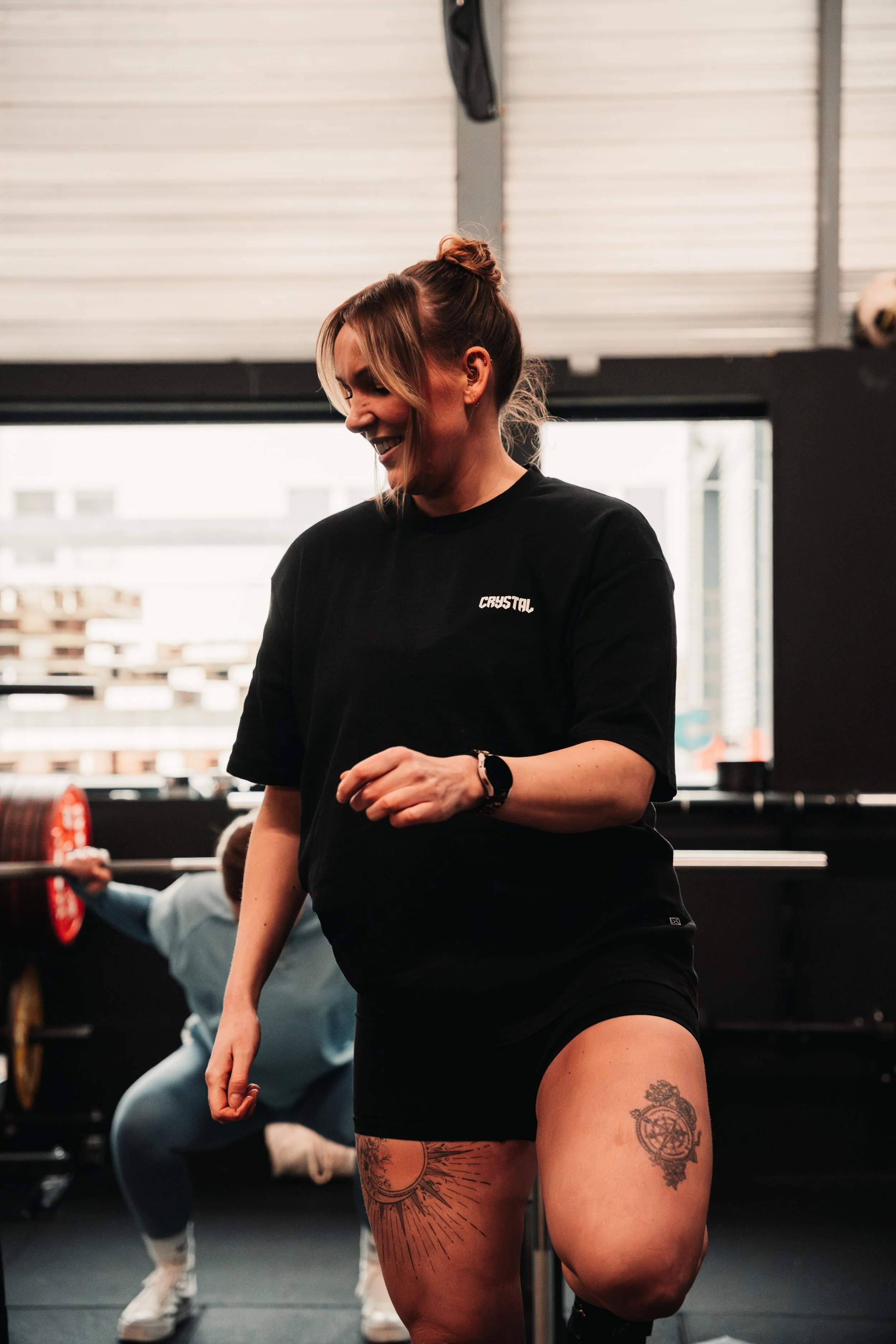Vrouw in de sportschool, met focus op krachttraining en motivatie. Perfect voor vrouwen die hun fitnessdoelen willen bereiken met persoonlijke begeleiding.