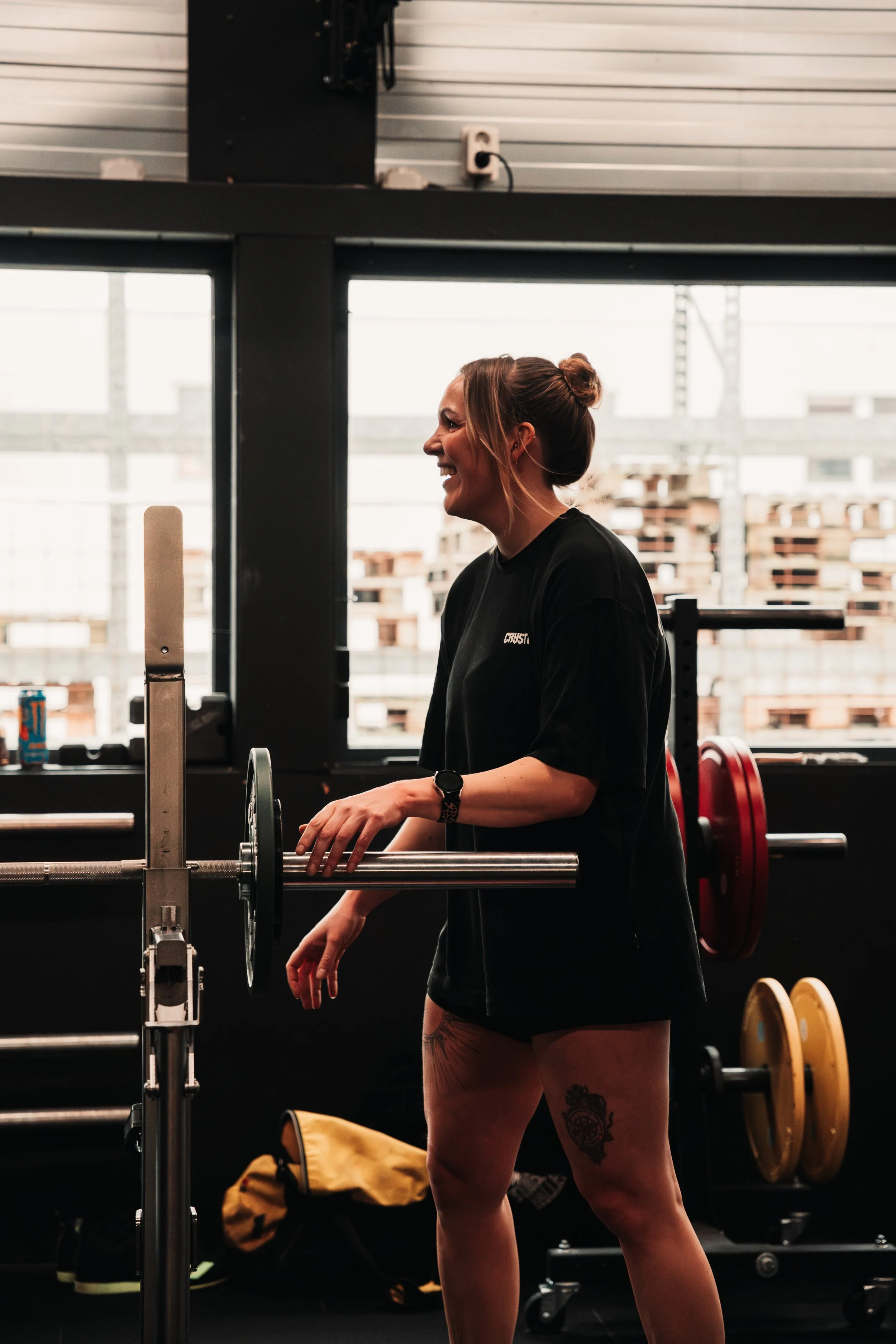 Vrouw die zich richt op krachttraining in de sportschool, met een focus op doorzettingsvermogen en kracht. Ideaal voor vrouwen die hun fitnessdoelen willen behalen met professionele ondersteuning en op maat gemaakte trainingsprogramma's
