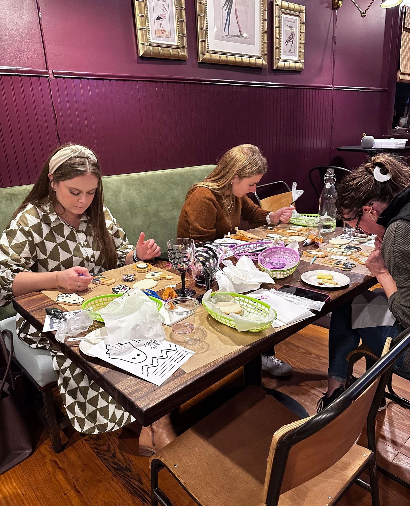 Don&rsquo;t forget! Our Christmas Cookie Class is coming up soon! 🎄⁠
⁠
Kick off the holiday season with a hands on cookie decorating night - happening December 17th from 6-7pm!⁠
⁠
🍪 Each guest gets:⁠
&bull; 4 freshly baked Christmas cookies to deco