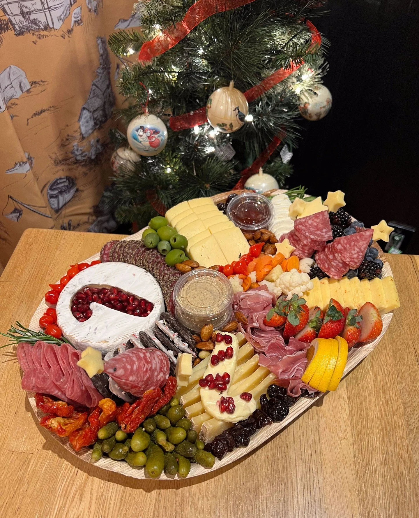 Christmas Boards are NOW AVAILABLE! 🧀🎄⁠
⁠
Make holiday hosting easy (and delicious) with a festive board! ✨⁠
⁠
Choose your size:⁠
🎁 Small Holiday Board - serves 4-7⁠
🎁 Medium Holiday Board - serves 8-11⁠
🎁 Large Holiday Board - serves 12-15⁠
⁠
E