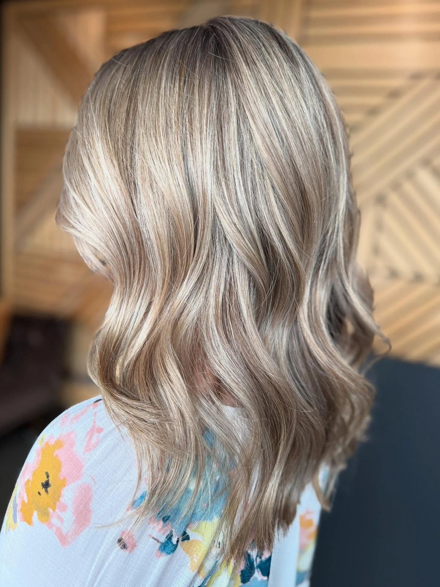 I love a classic blonde foil root touch up!
.

.
.
.
.
#yeg #edmontonhair #edmontonblonde #edmonton #edmontonhairstylist #yeggers #yegsmallbusiness #yeghairsalon #edmontonhairsalon #independentstylist