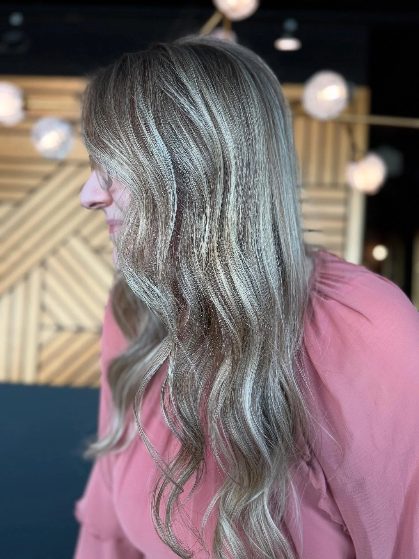 Congrats to this stunning bride 👰🏼&zwj;♀️ 

This busy gal, likes to keep her appointments low maintenance even when the most special events happen ✨ 
With keeping her natural lowlight, we are able to brighten and make her hair grow out flawlessly. 