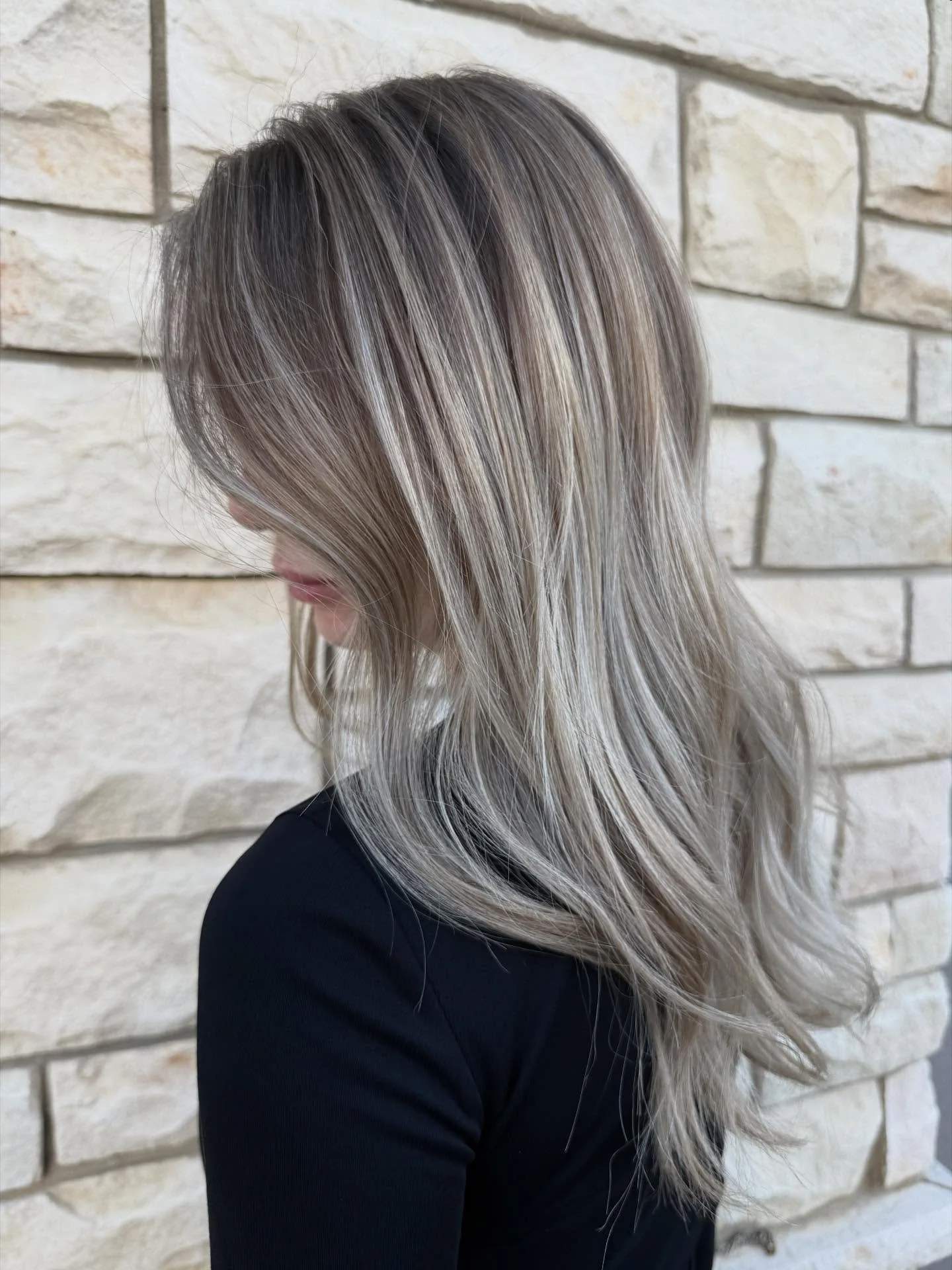 ✨ Check out this stunner's hair transformation! We created a custom contrast balayage that's designed to last, minus the root shadow. Love the result!
Dm to book your next fall session 🗓️
➡️➡️ Swipe to see the before ➡️➡️

.
.
.
.
.
.
#yeg #yegbeaut