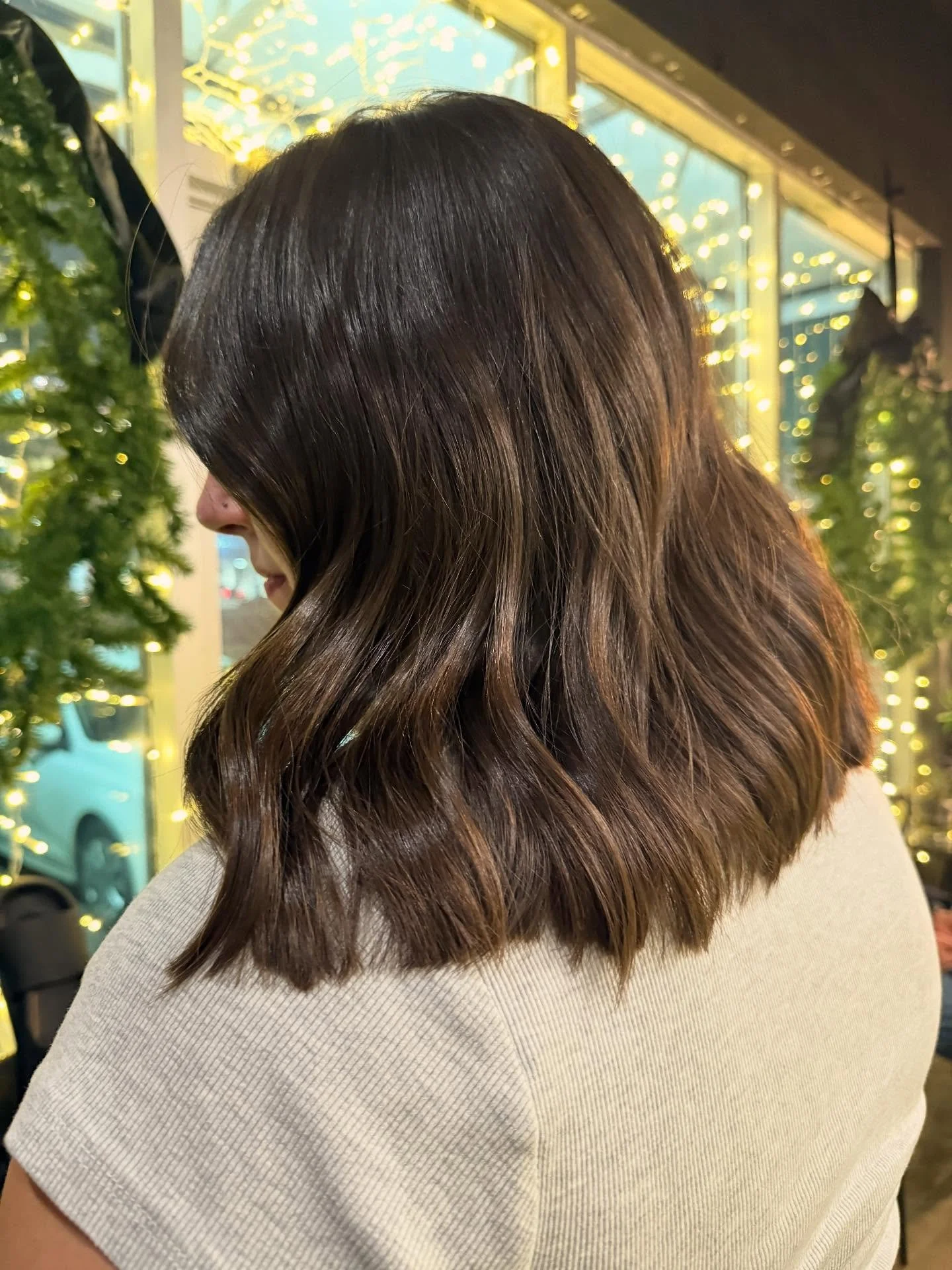 Get ready to fall in love with this stunning makeover! ✂️ 
➡️➡️ Swipe over to see how long her hair wa➡️➡️

We gave this beauty a fresh blunt cut with textured ends for a chic, piece-y look. Are you ready for a holiday transformation? 

Dm me to book