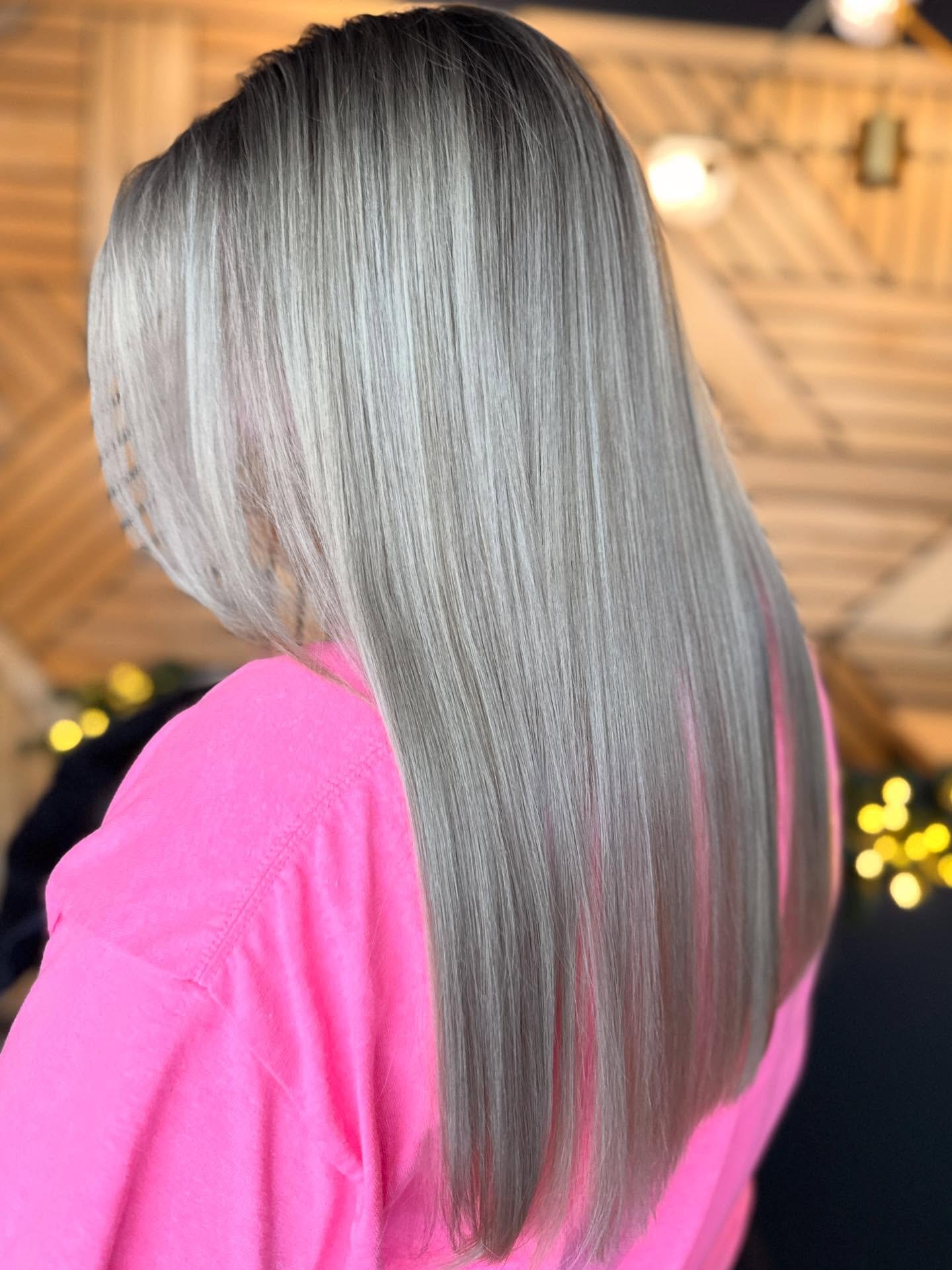 Okay- that messy hair bun pull makes the best before photo 😆 such a stunning color and that blend is on point 👏🏻👏🏻👏🏻 
➡️ ➡️Look at the before ➡️➡️
.
.
.
#yeg #yeghairsalon #yeghairstylist