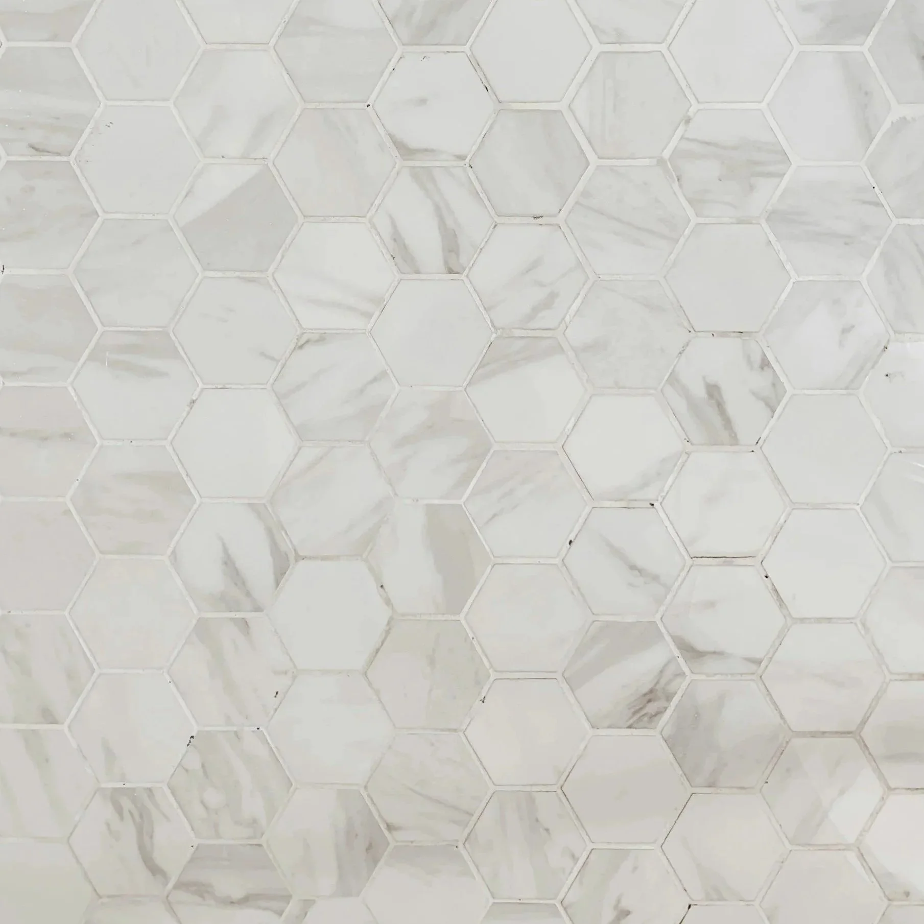 white cream coloured tile backsplash 