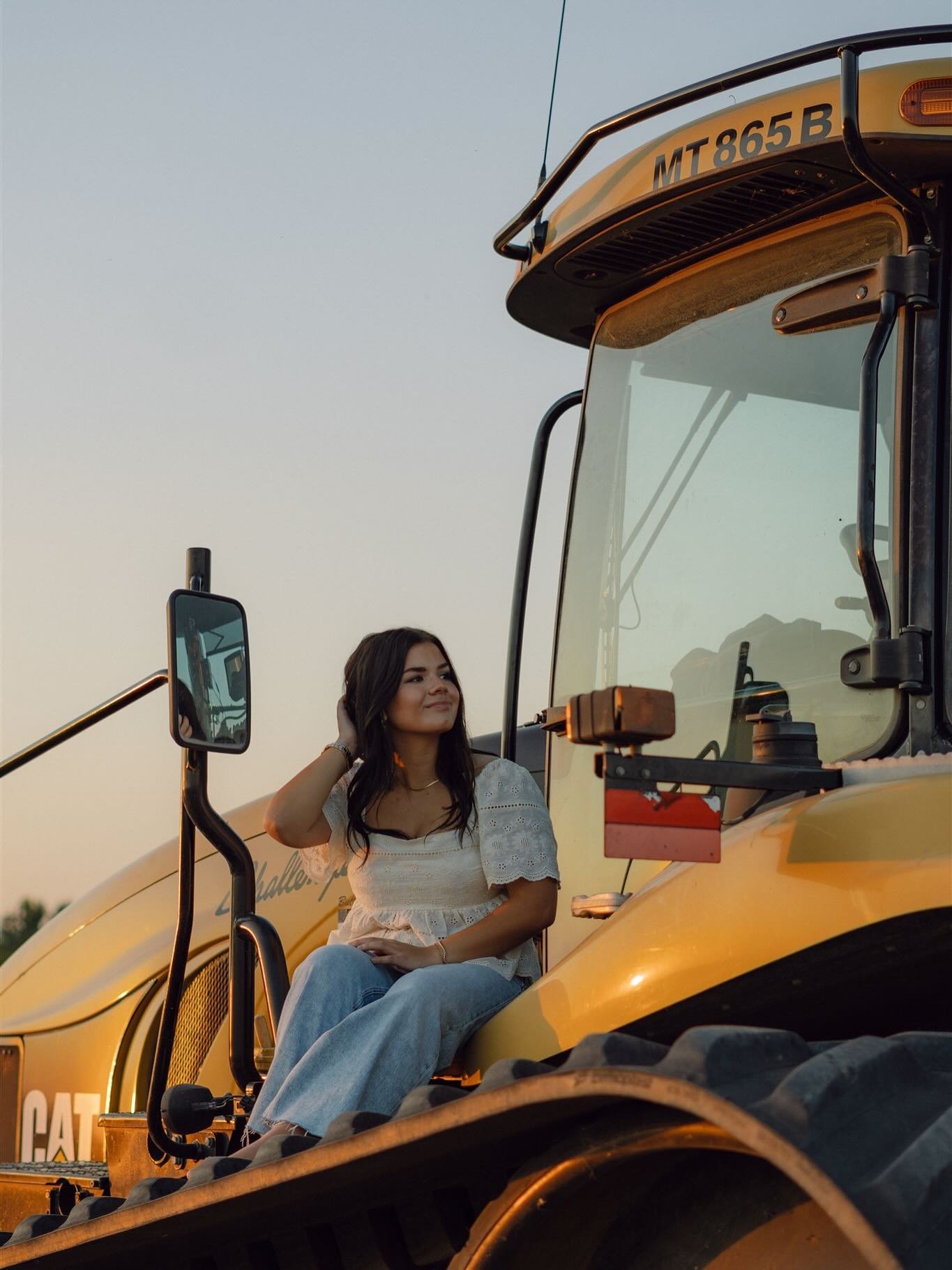 a special little senior session on Jenna&rsquo;s family farm 🌾