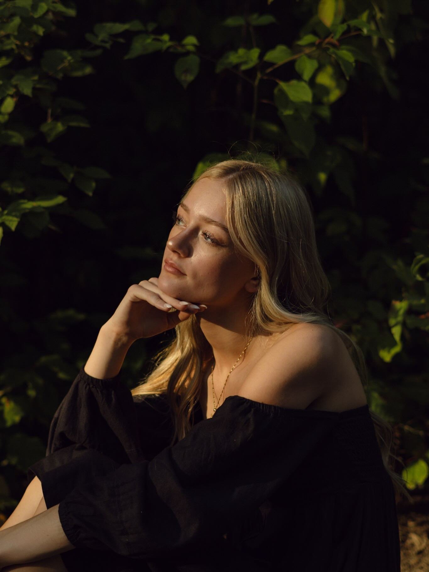 it&rsquo;s only fitting to post the most golden &amp; breezy summer photos while the first snow of the year falls! using all 20 slides because Tiana&rsquo;s vision was perfect ☀️💛 love love love this gorgeous girl 

keywords: senior photographer, se