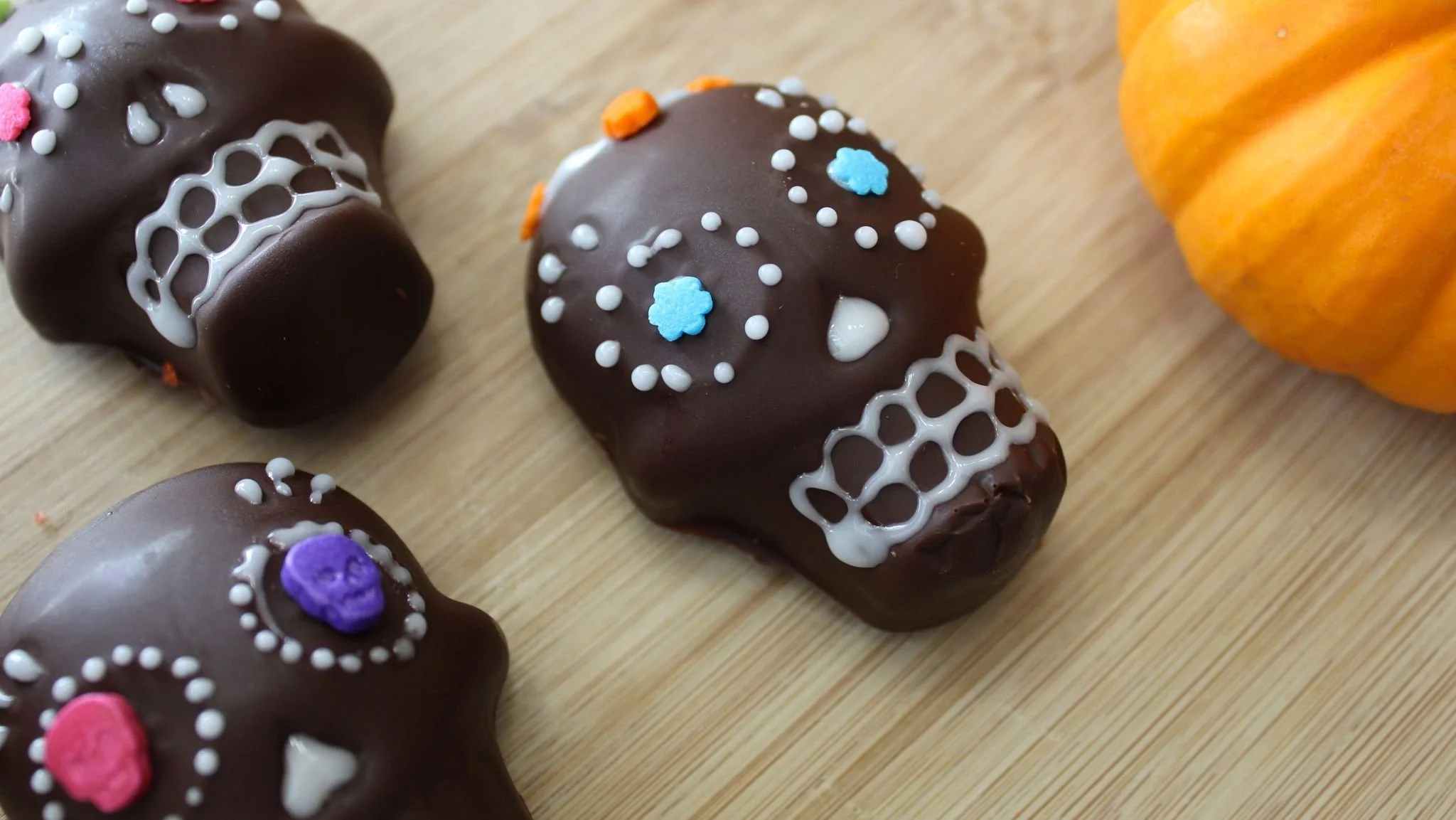       
  
        Skull Hot Cocoa Bombs Recipe | Halloween Treats  How to make a spooky cocoa bomb to make a warm cup of hot chocolate.   Ingredients:    1 Cup Melting Chocolate  Hot Cocoa Mix  Halloween Sprinkles  Mini Marshmallows    Decorations:  