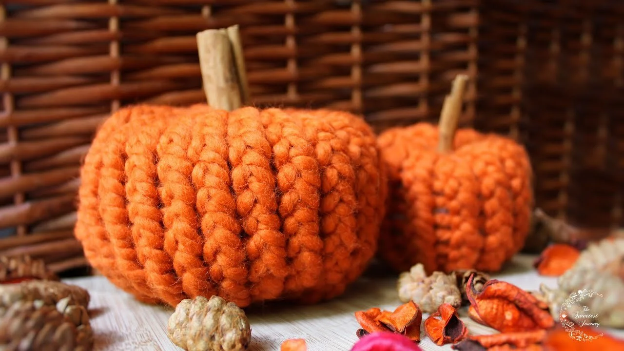 How to Loom Knit a Pumpkin           | Fall Crafts &amp; Decor