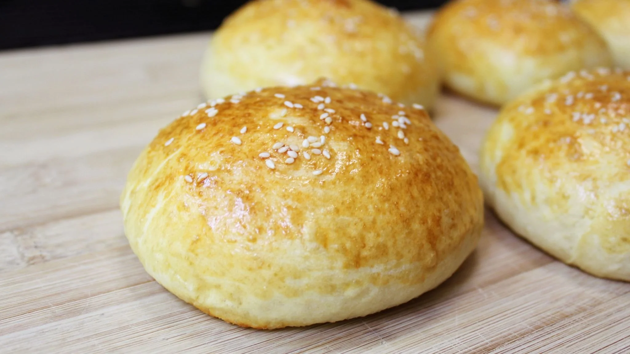       
  
        How to Make Hamburger Buns | Hamburger Buns Recipe  Ingredients:   3 2/3 Cups Bread Flour (440g)  1 Tablespoon Instant or Rapid Rise Yeast (10.8g)  2 Eggs, Plus 1 Egg Lightly Beaten  1 Cup Room Temperature Water (240ml)  &frac14; Cu