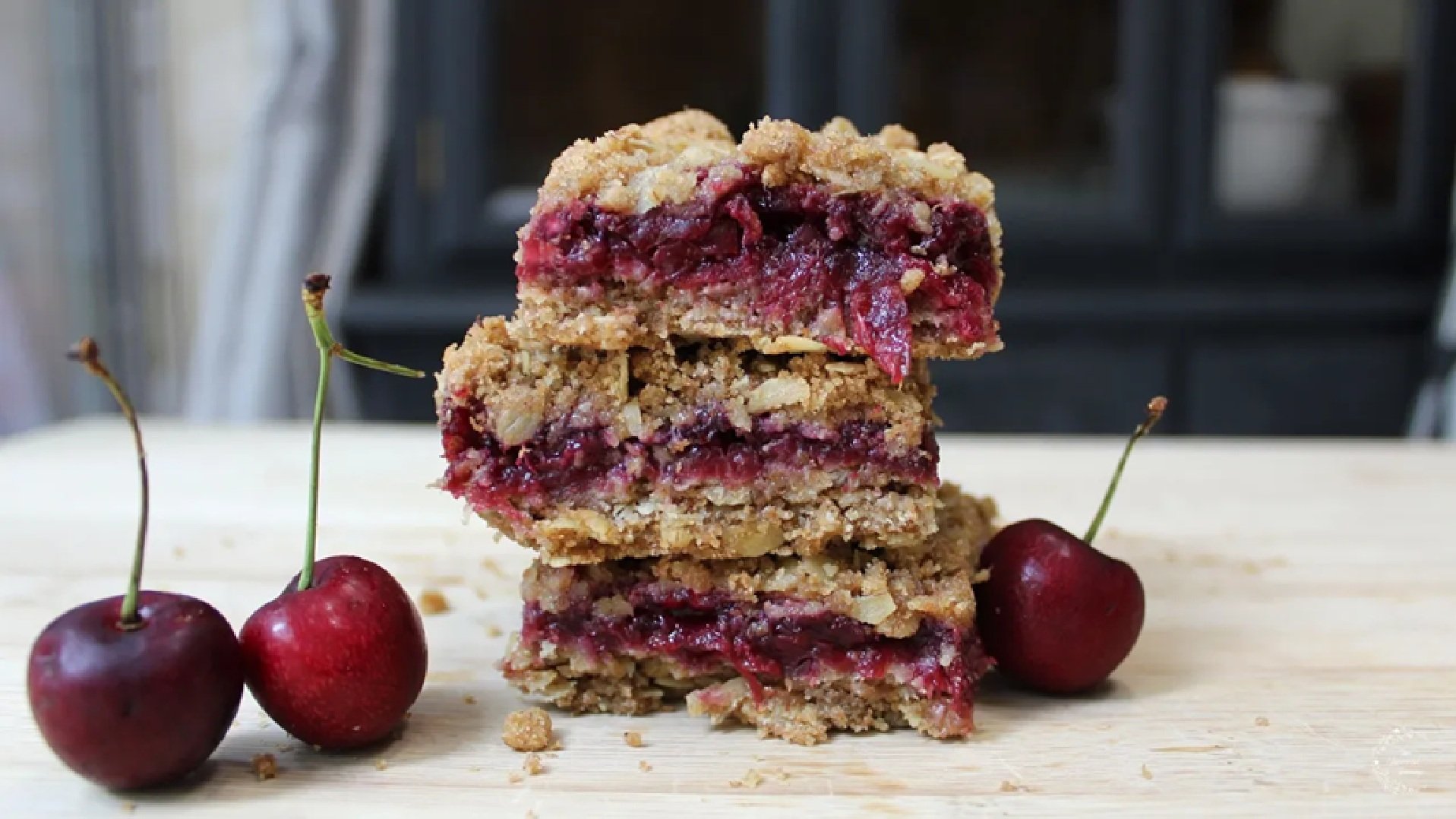       
  
        Sweet Cherry Oat Bars Recipe   Ingredients:    3 Cups Cherries, Pits Removed  &frac14; Cup Sugar (48g)  1 Tablespoon Cornstarch (8g)  2 Tablespoons Water (30ml)  1 Tablespoon Lemon Juice (15ml)  1 Cup Rolled Oats (80g)  1 Cup Whole 
