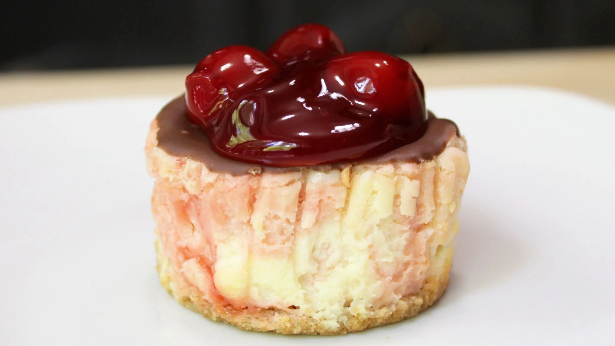       
  
        Cherry Chocolate Mini Cheesecakes Recipe  Ingredients: 1 Cup Graham Cracker Crumbs 1 &frac12; Tablespoons Sugar (18g) 3 Tablespoons Melted Butter  (42g)  2 Packages of Cream Cheese, Softened (8oz. Each) &frac12; Cup Sugar (96g) 1 Te