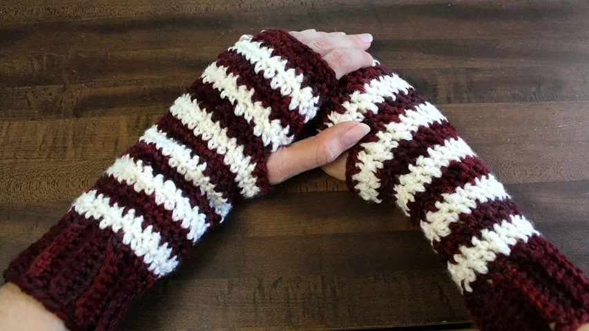 How to Crochet Fingerless Gloves | Two Color Crochet Pattern